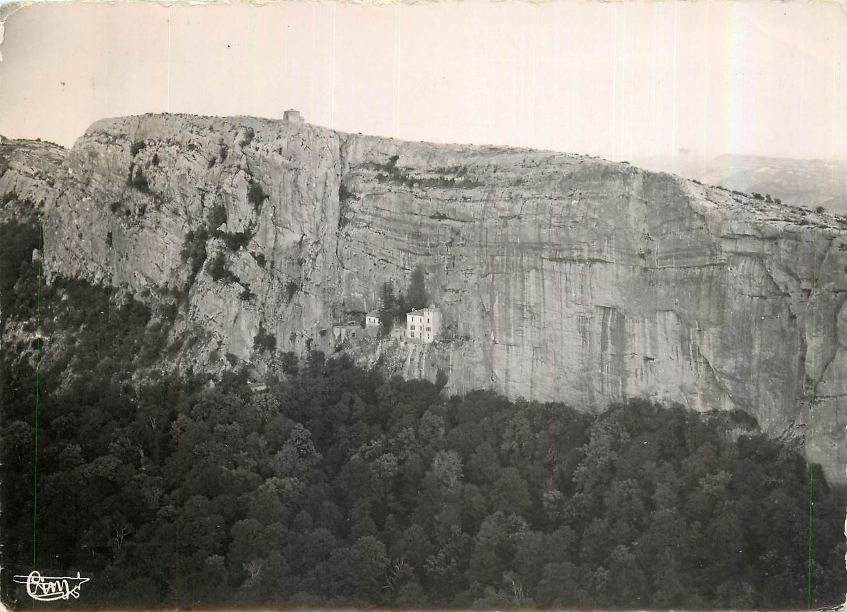 CPM La Ste Baume Plan d'Aups Var Vue aerienne aur la Grotte et Chapelle du St Pilon 