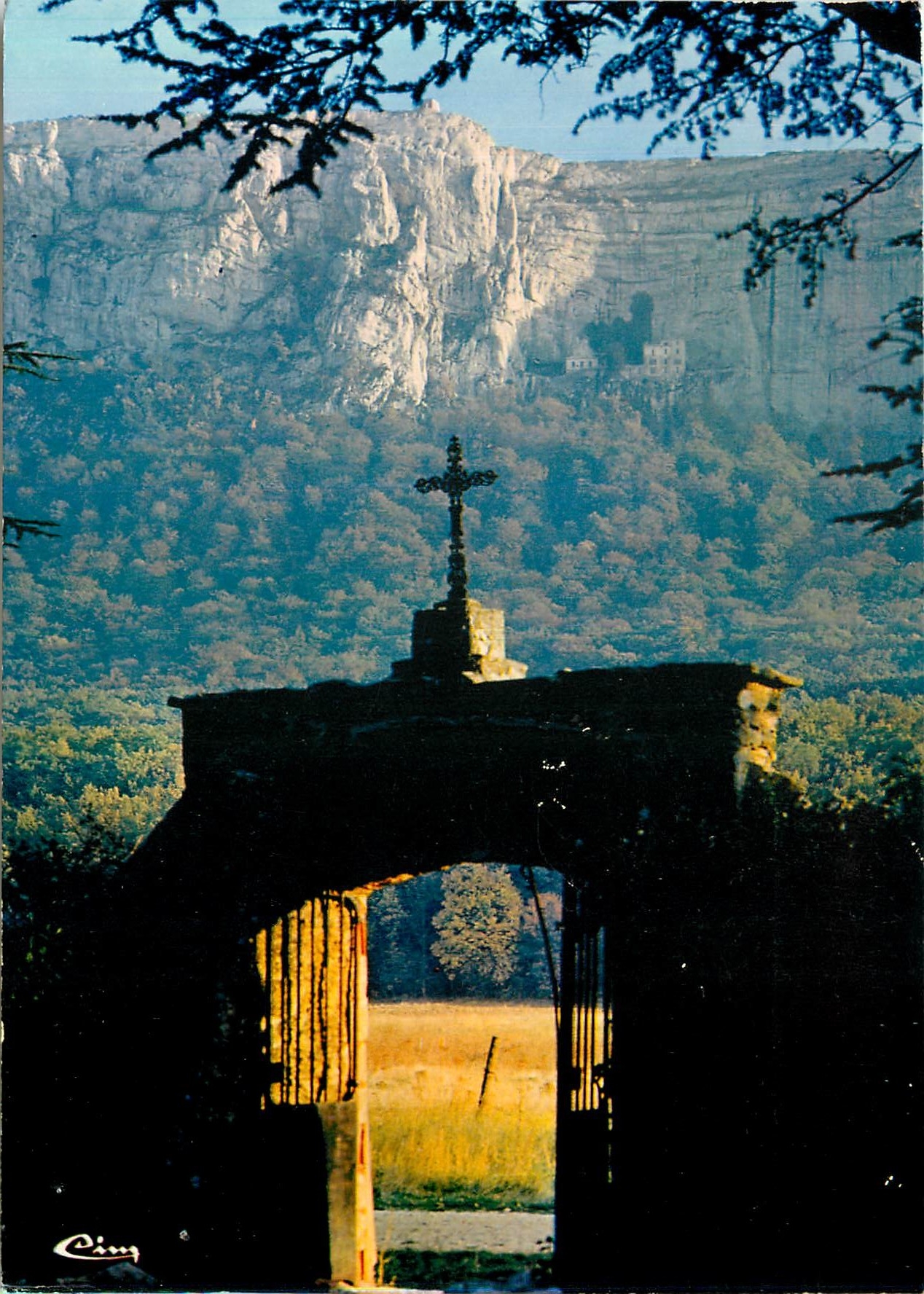 CPM La Sainte Baume Var la falaide la grotte de Marie Madeleine et l'entree du cimetiere Dominicain 