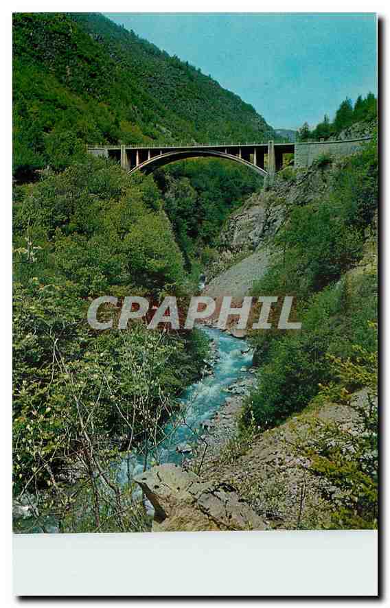 CPM St Etienne de Tinee Alp Mar et ses ebvirons Le Pont Haut enjambant La Tinee 