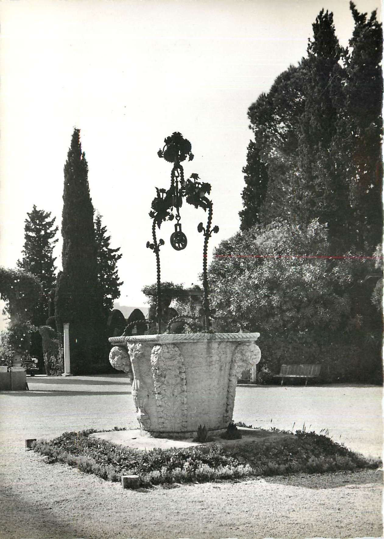 CPM Villa Musee ile de France Saint Jean cap Ferrat A M Puits dans la Cour d'Honneur 
