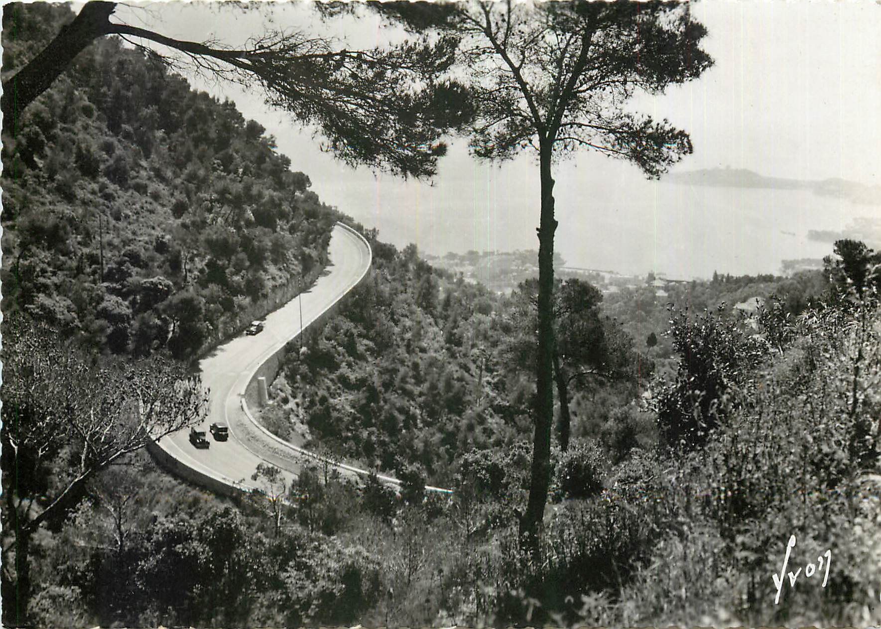 CPM Cote d'Azur Route de la moyenne corniche a droite le cap Ferrat 