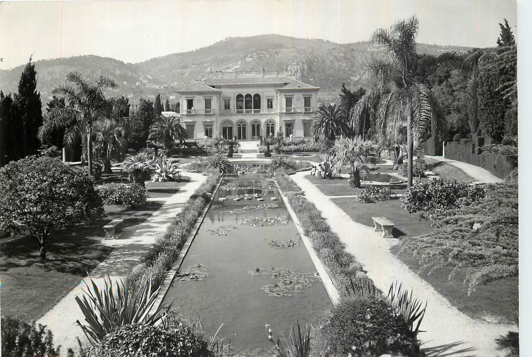 CPM St Jean Cap Ferrat A M Musee l'Ile de France Musee et Miroir d'eau 