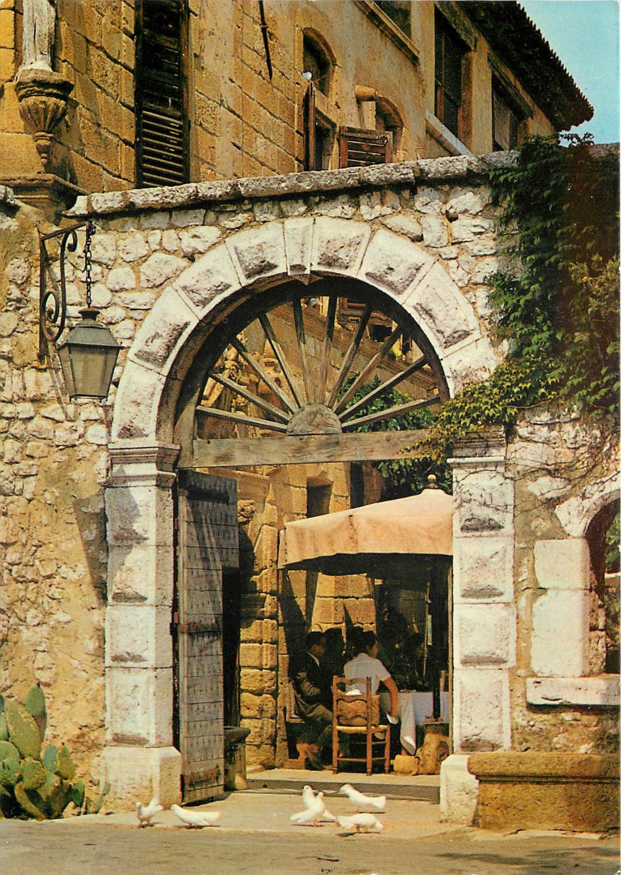 CPM Cote d'Azur Saint Paul de Vence La Colombe d'Or Le Portail 