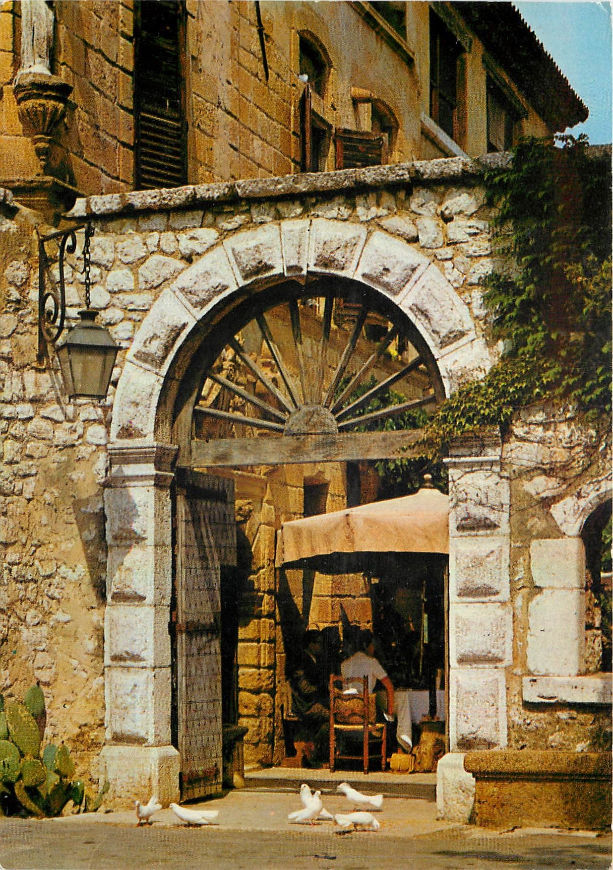 CPM Cote d'Azur Saint Paul de Vence La Colomve d'Or Le Portail 