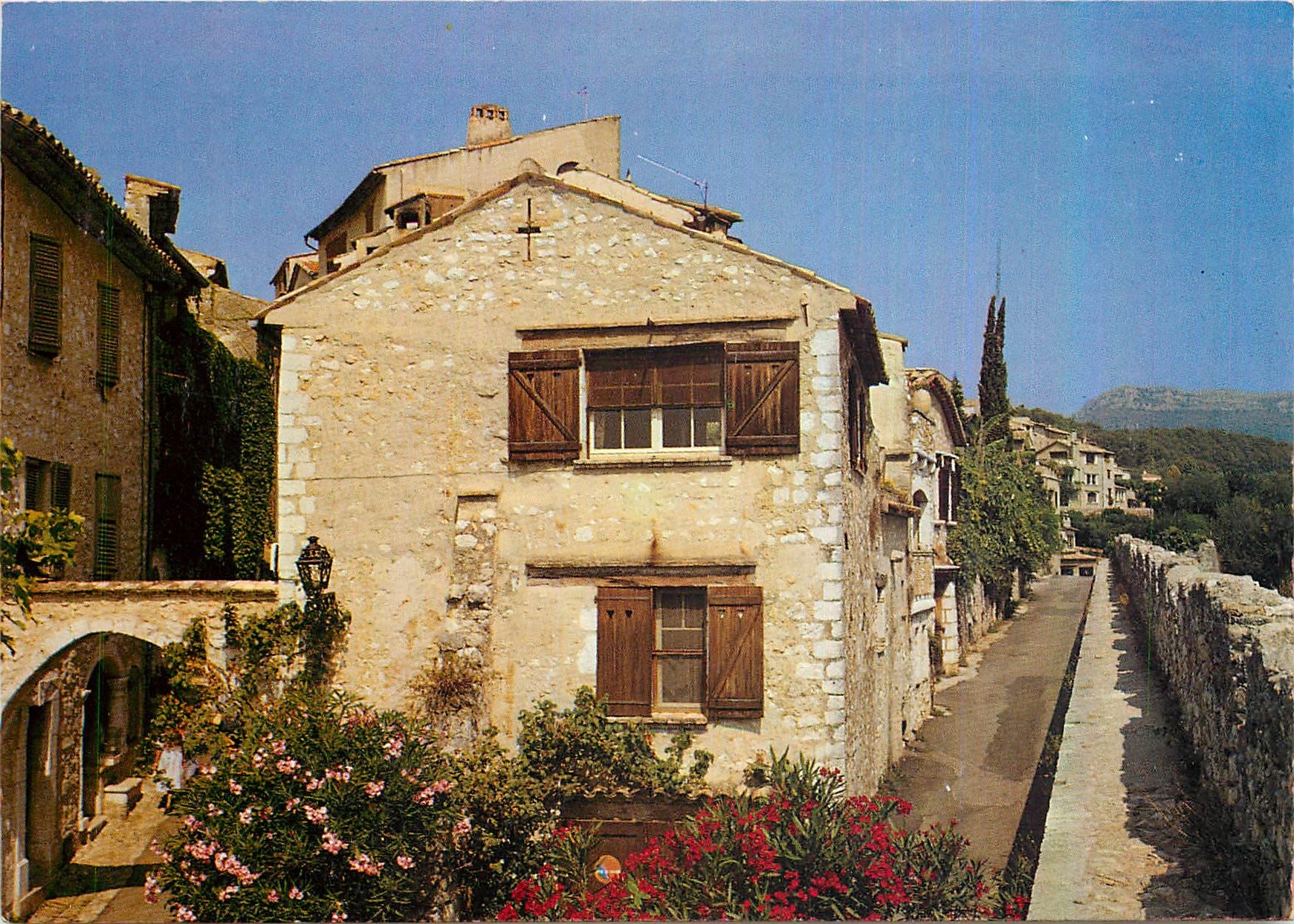 CPM Reflets de la Cote d'Azur Saint Paul A Mmes Vue des Remparts 