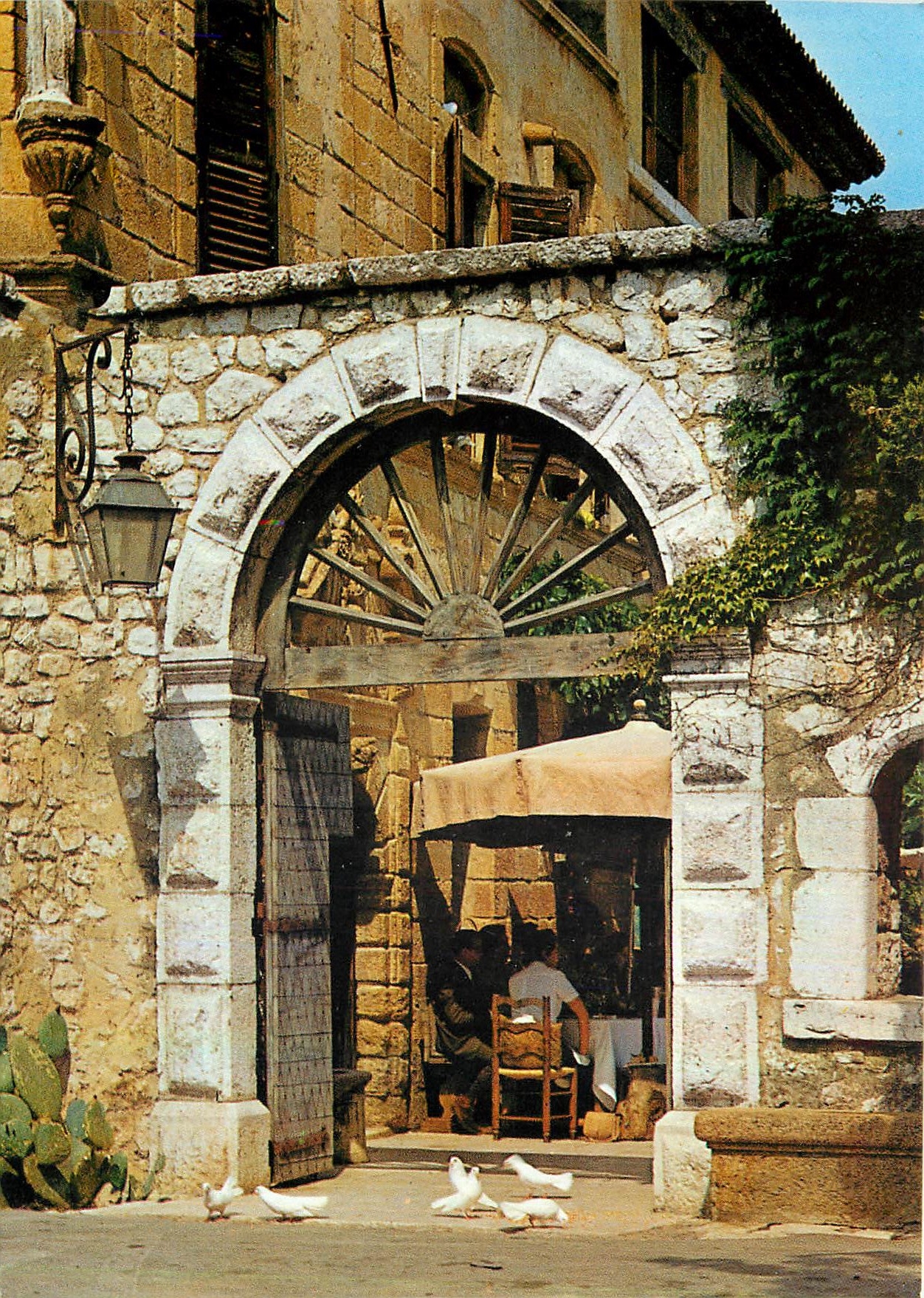 CPM Cote d'Azur Saint Paul de Vence La Colombe d'Or Le Portail Restaurant