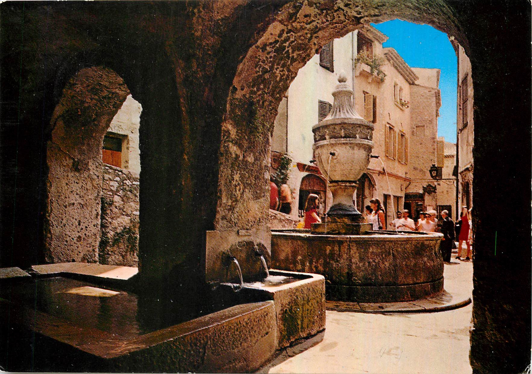 CPM Saint Paul de Vence La Fontaine et le Lavoir Public 