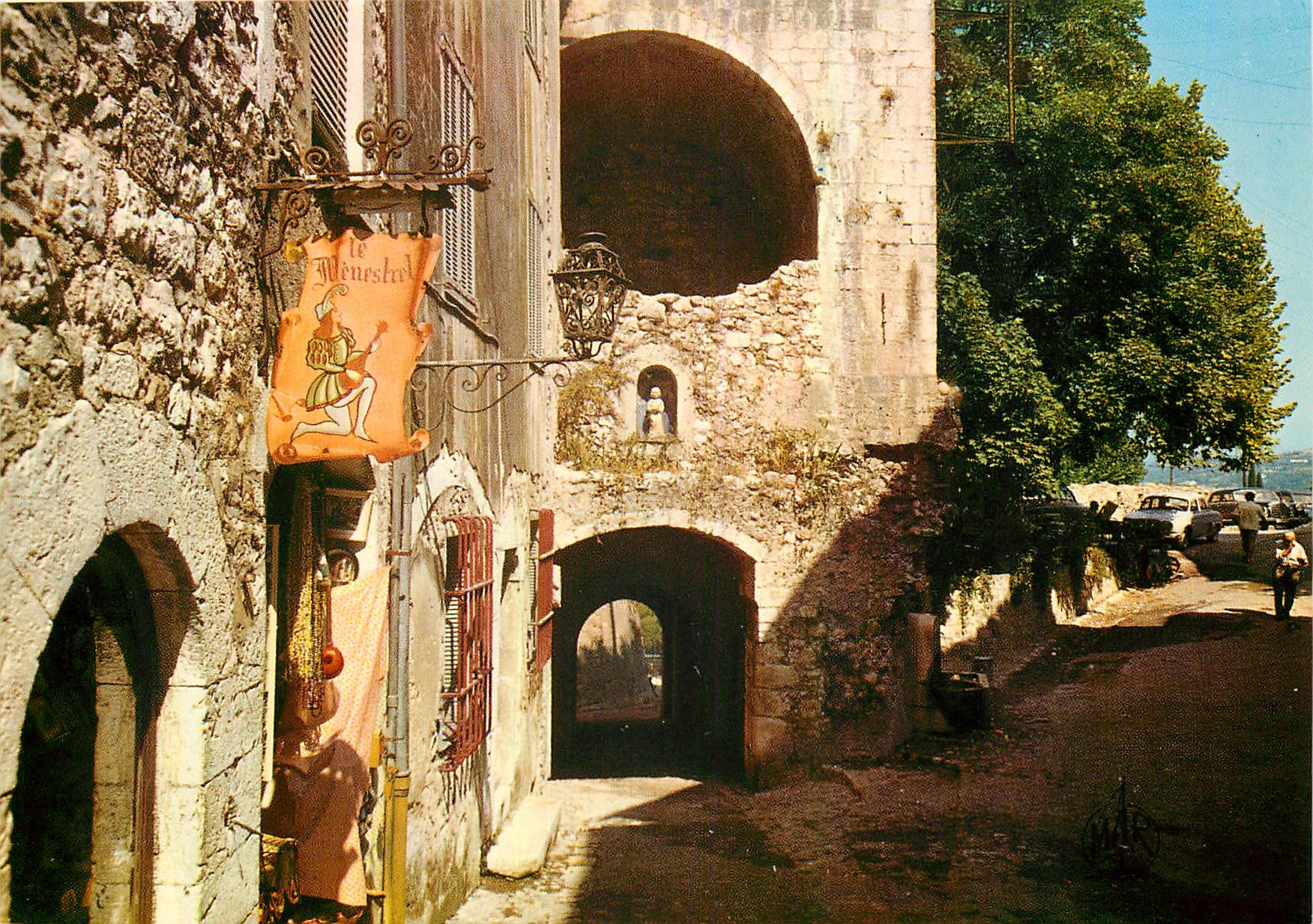 CPM La Cote d'Azur St Paul de Vence Le Portail Le Menestrel
