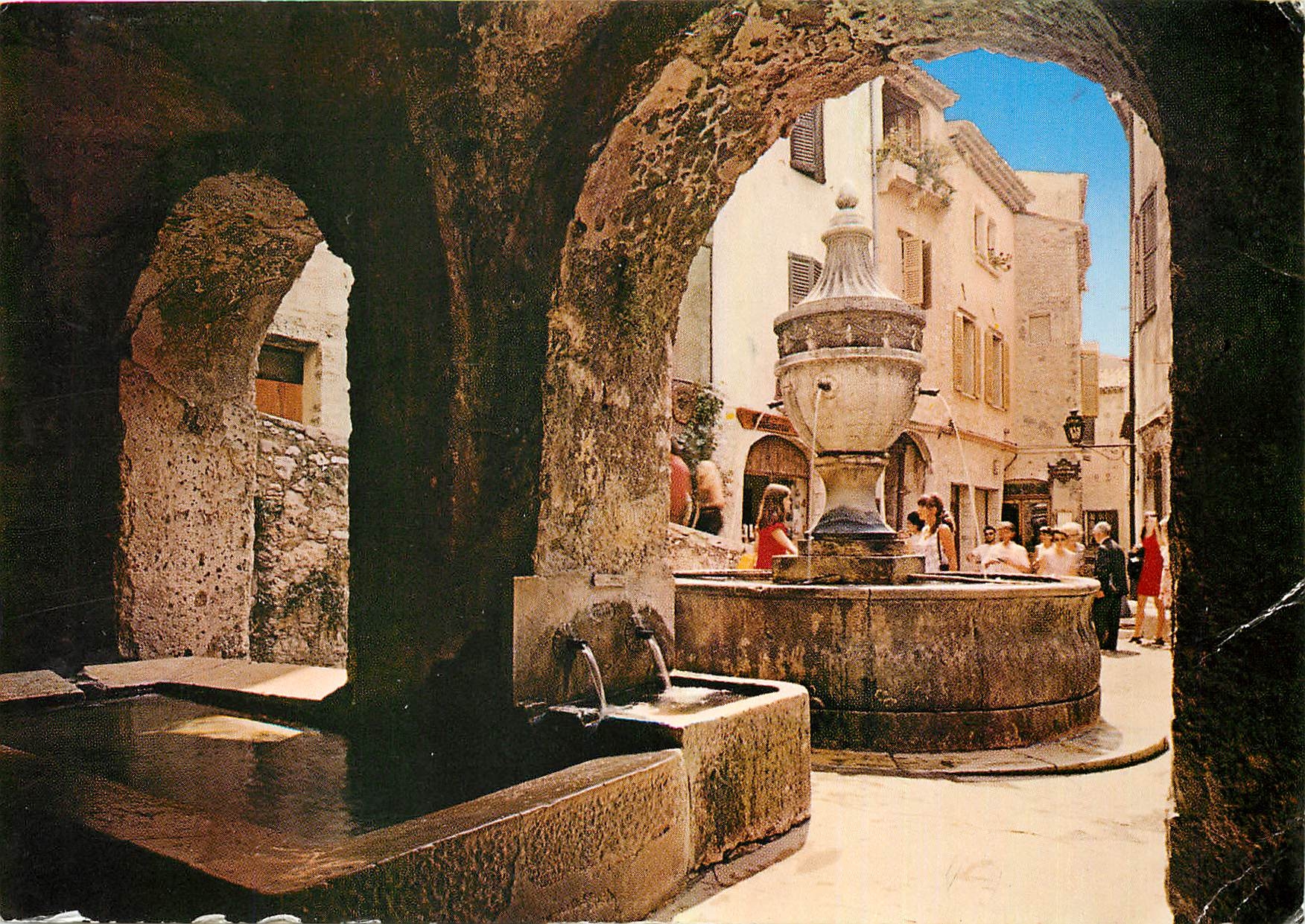 CPM Saint Paul de Vence La Fontaine et le Lavoir Public 