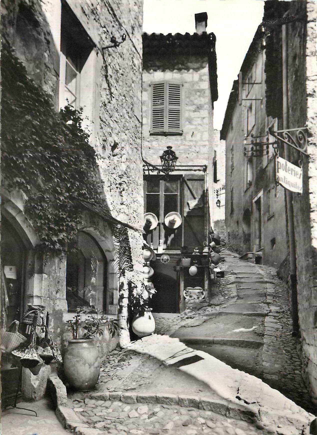 CPM Saint Paul Alpes Maritimes La Cote d'Azur Provencale Un coin du Village 