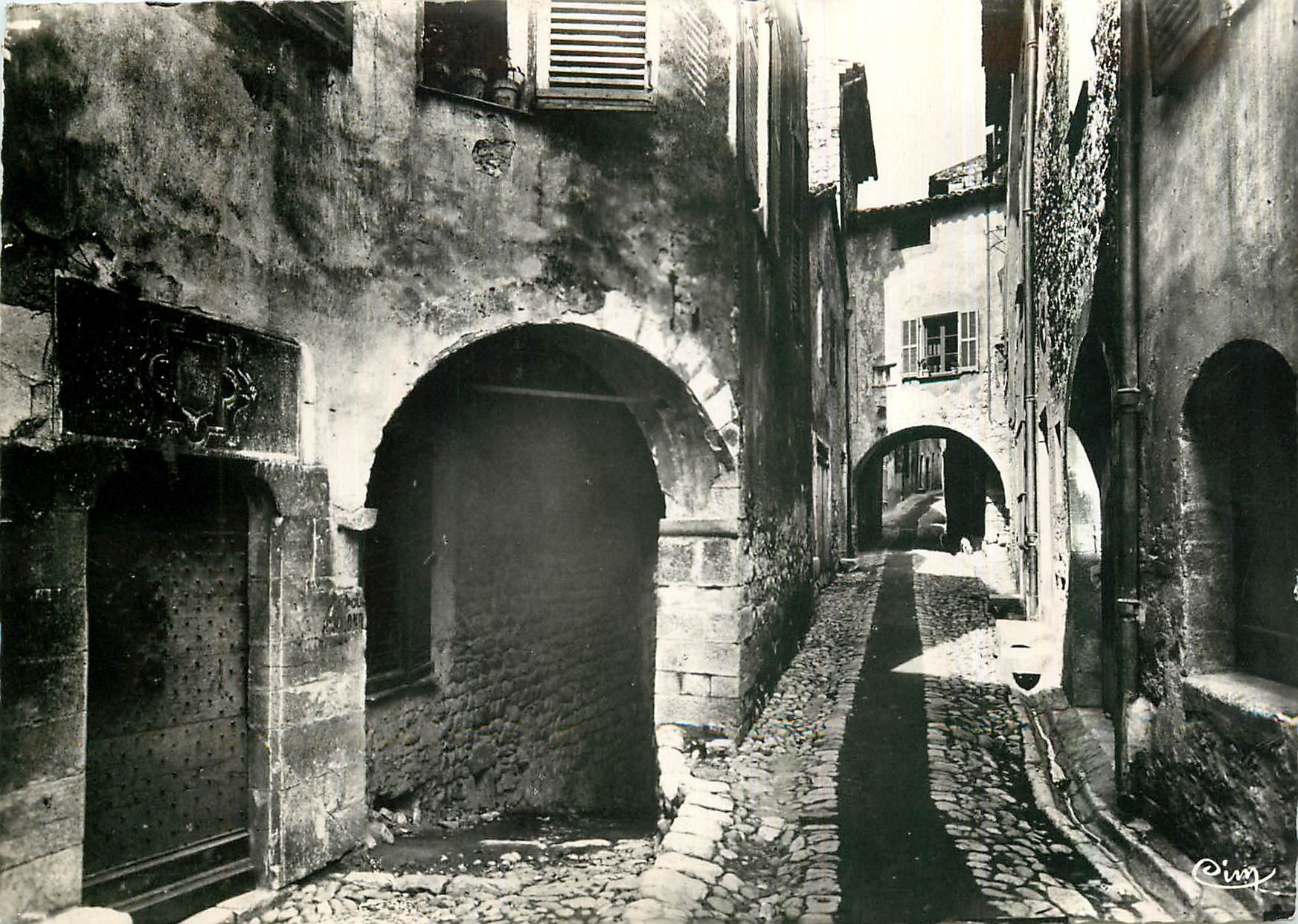 CPA St Paul de Vence A M Ses Remparts son Eglise sa Fontaine Une Porte antique 