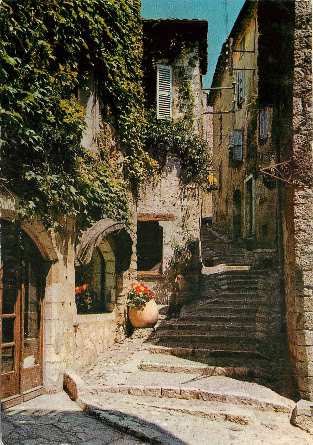 CPA Saint Paul Cote d'Azur Montee vers l'Eglise 