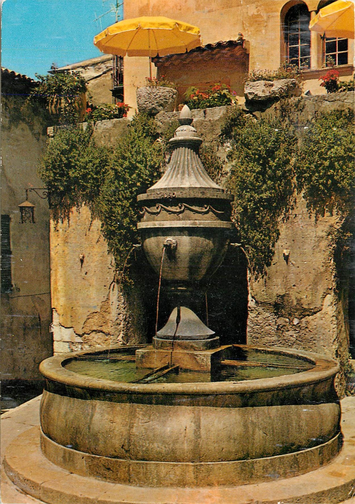CPA Cote d'Azur Saint Paul de Vence La Vieille Fontaine 