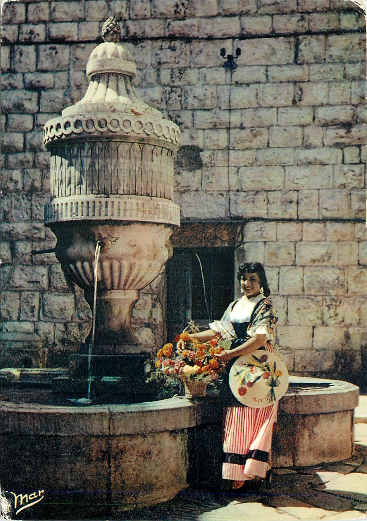 CPM La Cote d'Azur Vence la Jolie La Fontaine du Peyrat 