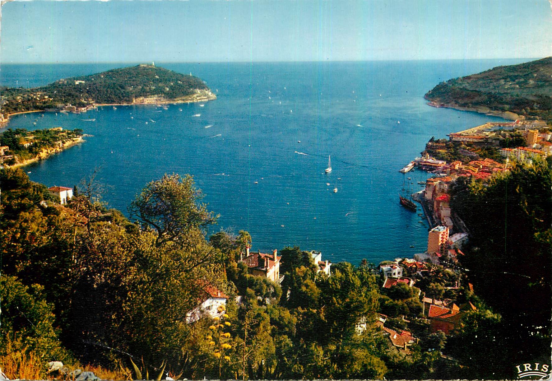 CPM Reflets de la Cote d'Azur Villefranche sur Mer A M La Rade a Droite le Cap de Nice a gauche le C
