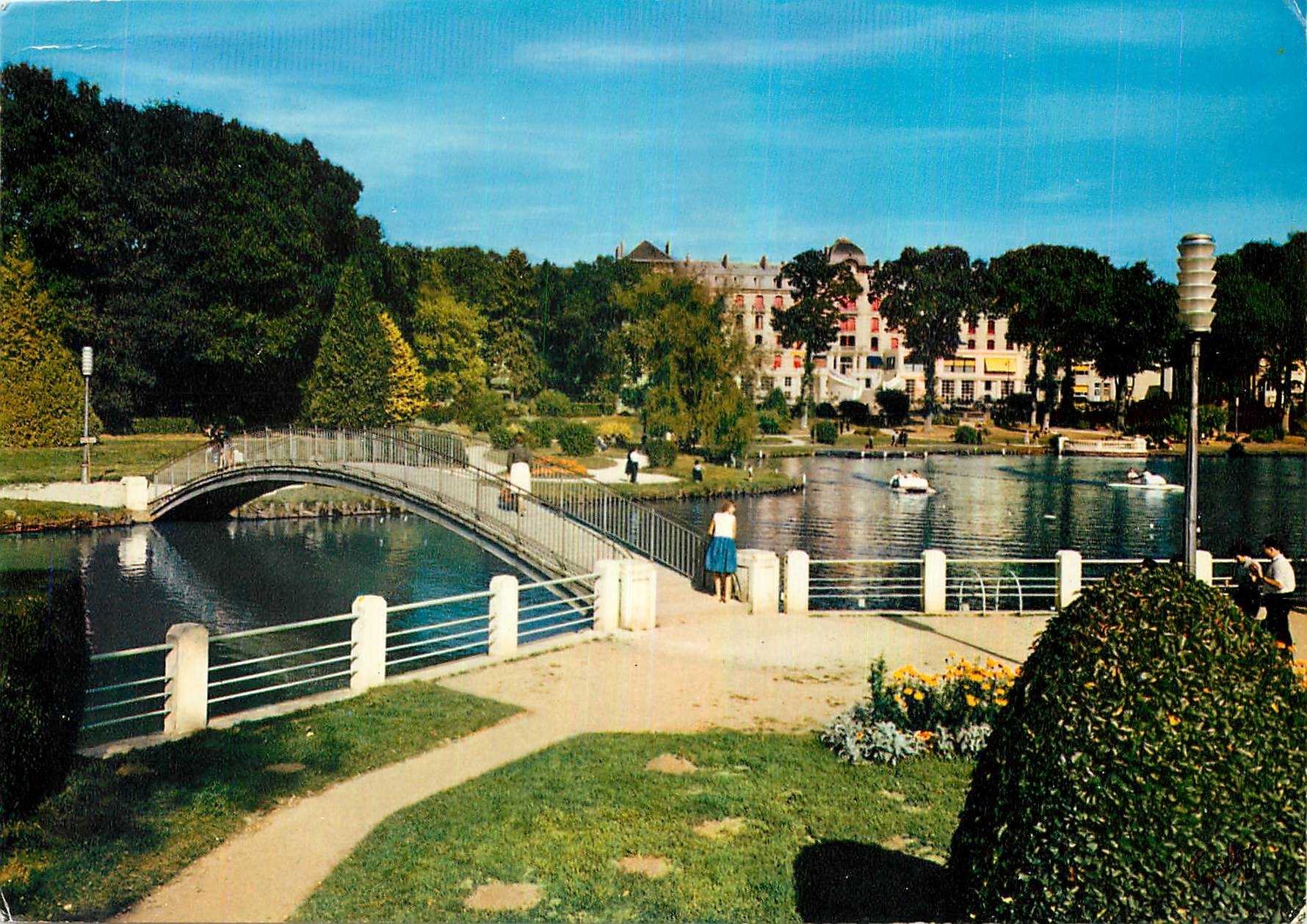 CPM Station Thermale de Bagnoles de l'Orne Orne La residence du lac 