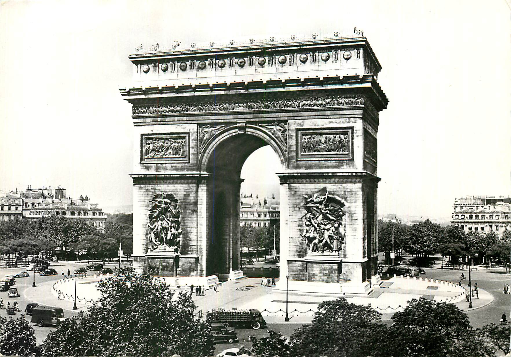 CPM Paris La Place de l'Etoile 