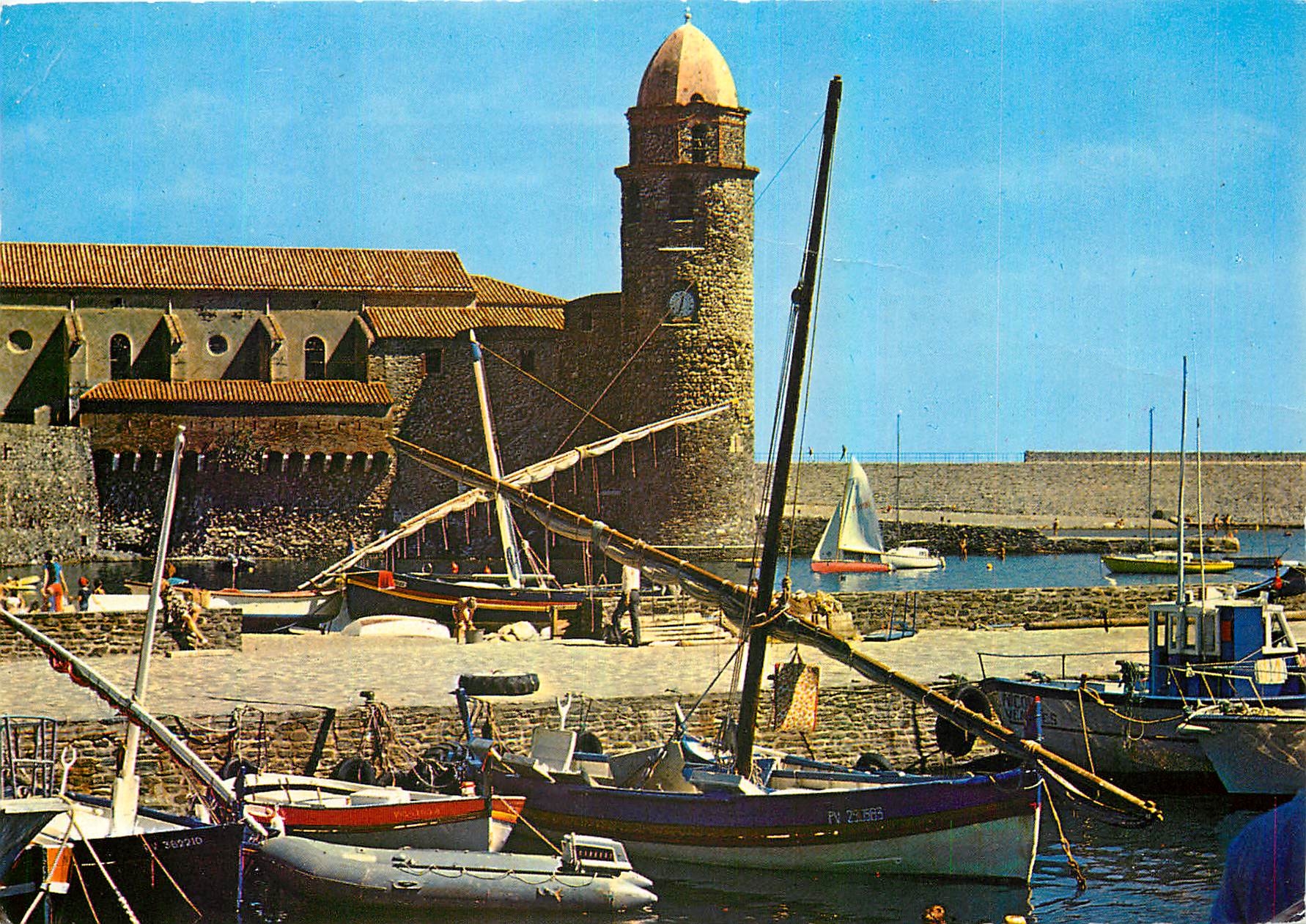 CPM La Cote Vermeille Collioure Ville catalane Une partie des quais du port eglise N D des Anges 