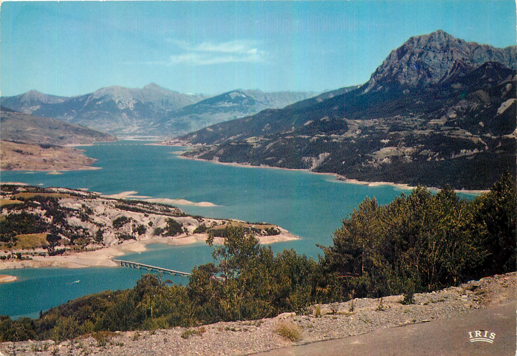 Lac de Serre-Ponçon — Vue d'ensemble du lac vers Savines et Embrun — IRIS