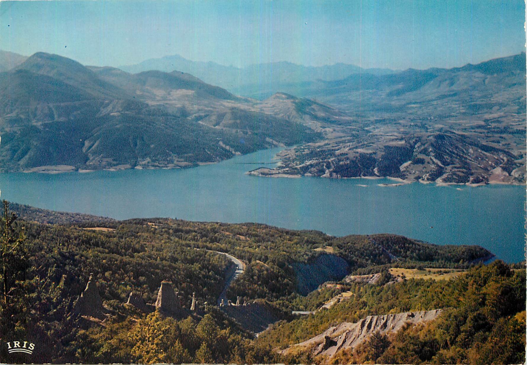 Lac de Serre-Ponçon (H.A.) — La Baie de Canteloube et les Demoiselles depuis le Col de Pontis — Iris