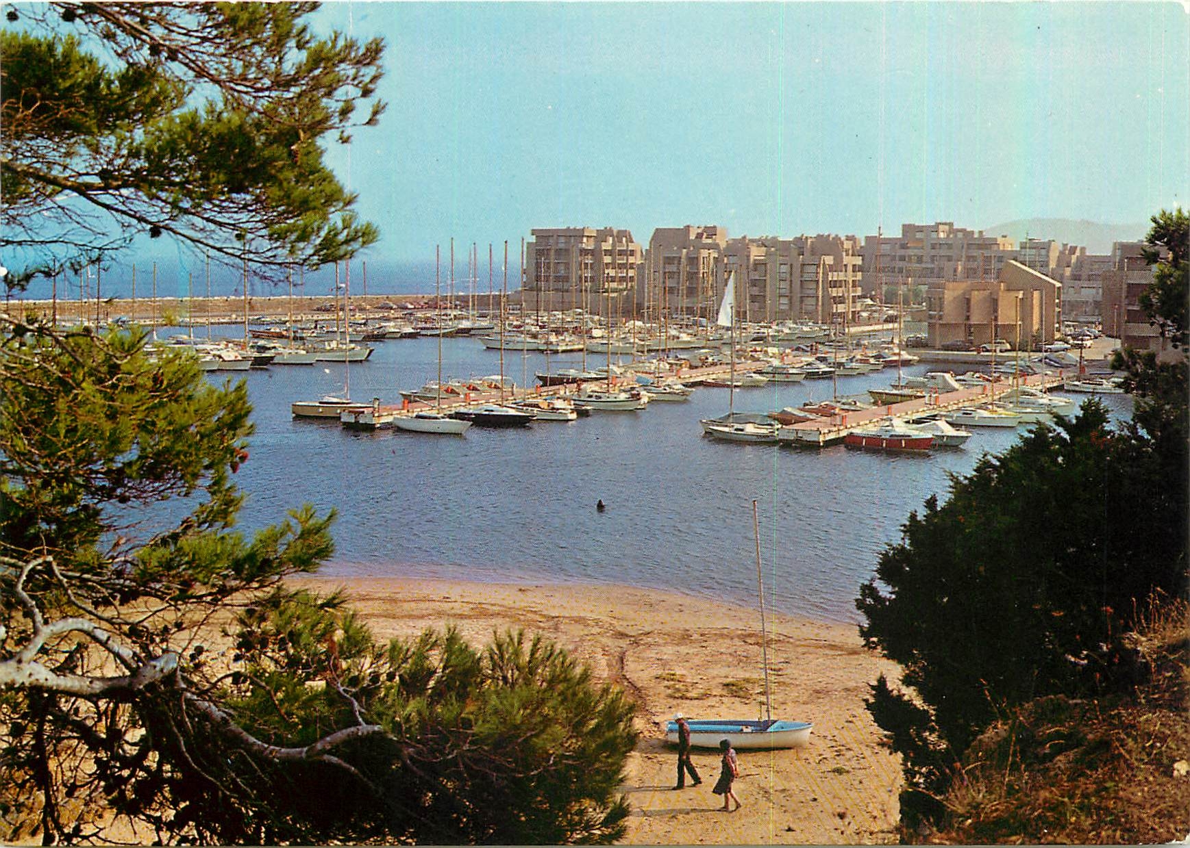 La Favière — Vue sur le Port de Bormes et le Village de la Mer — Éditions AZUR Varoise