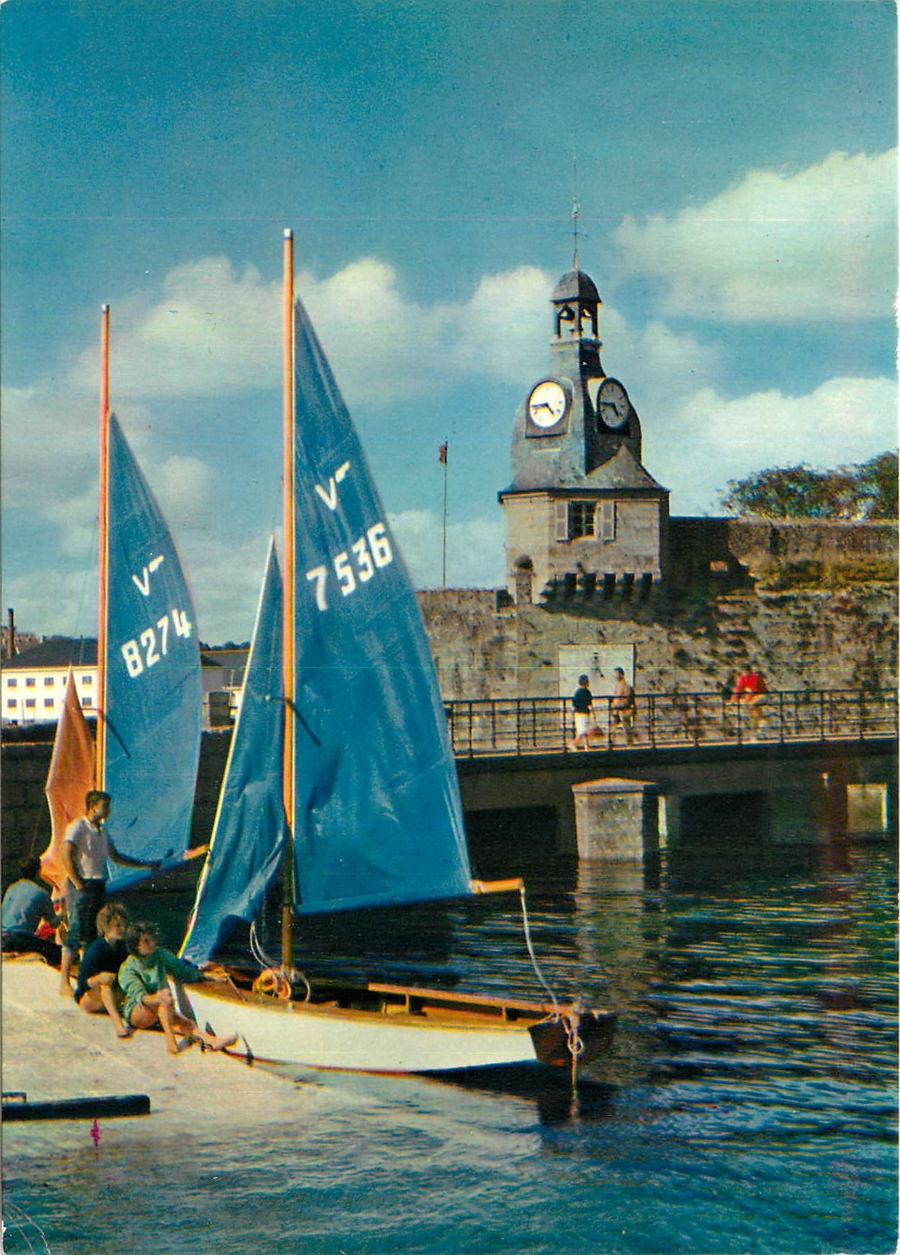 CPM La Bretagne en Couleurs Concarneau Finistere Bateaux de plaisance devant l'entree de la Ville Cl
