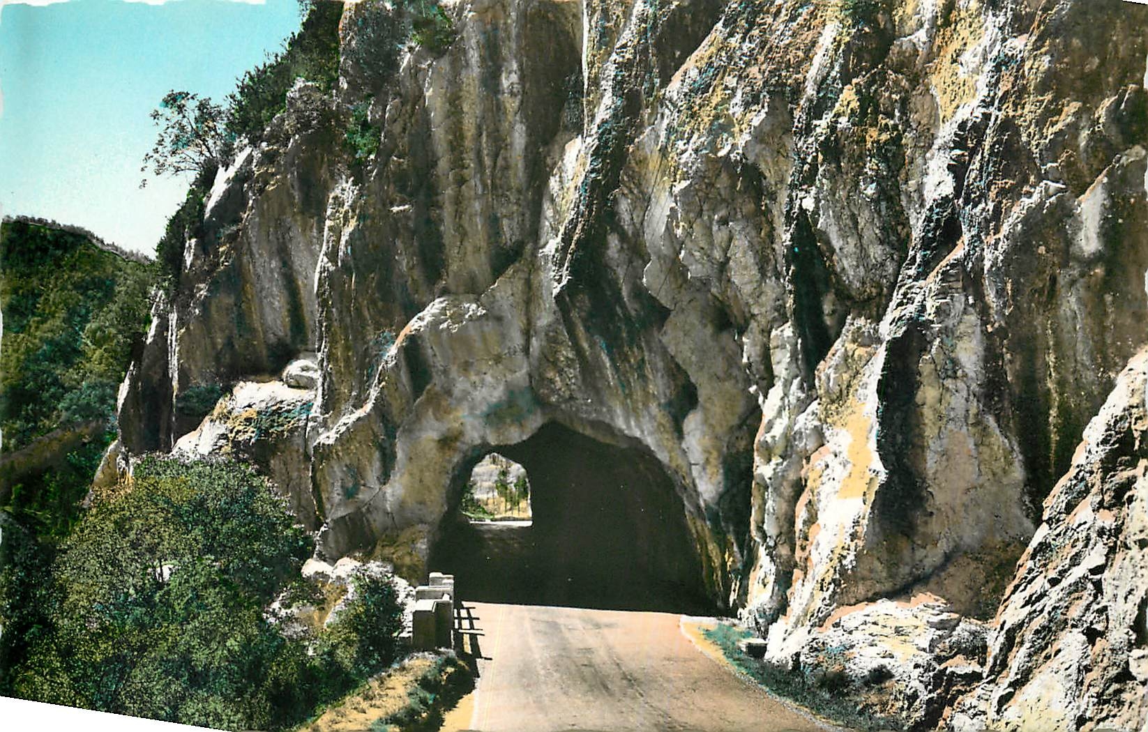 CPM La Franche Comte Pittoresque Route de Saint Claude a La Faucille La Percee 