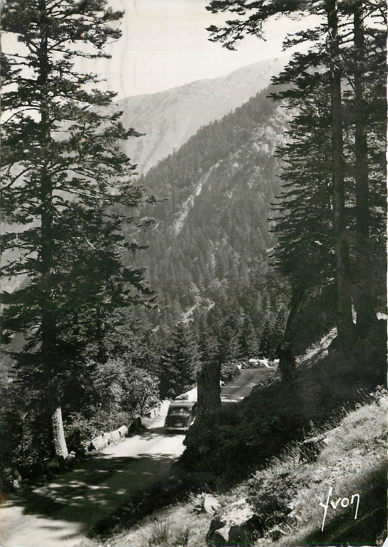 CPM Env de Cauterets Htes Pyrenees Route du pont d'Espagne 