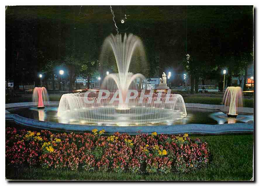 CPM Les Alpes en couleurs naturelles Grenoble la nuit La splendide bassin illumine de la Place Victo