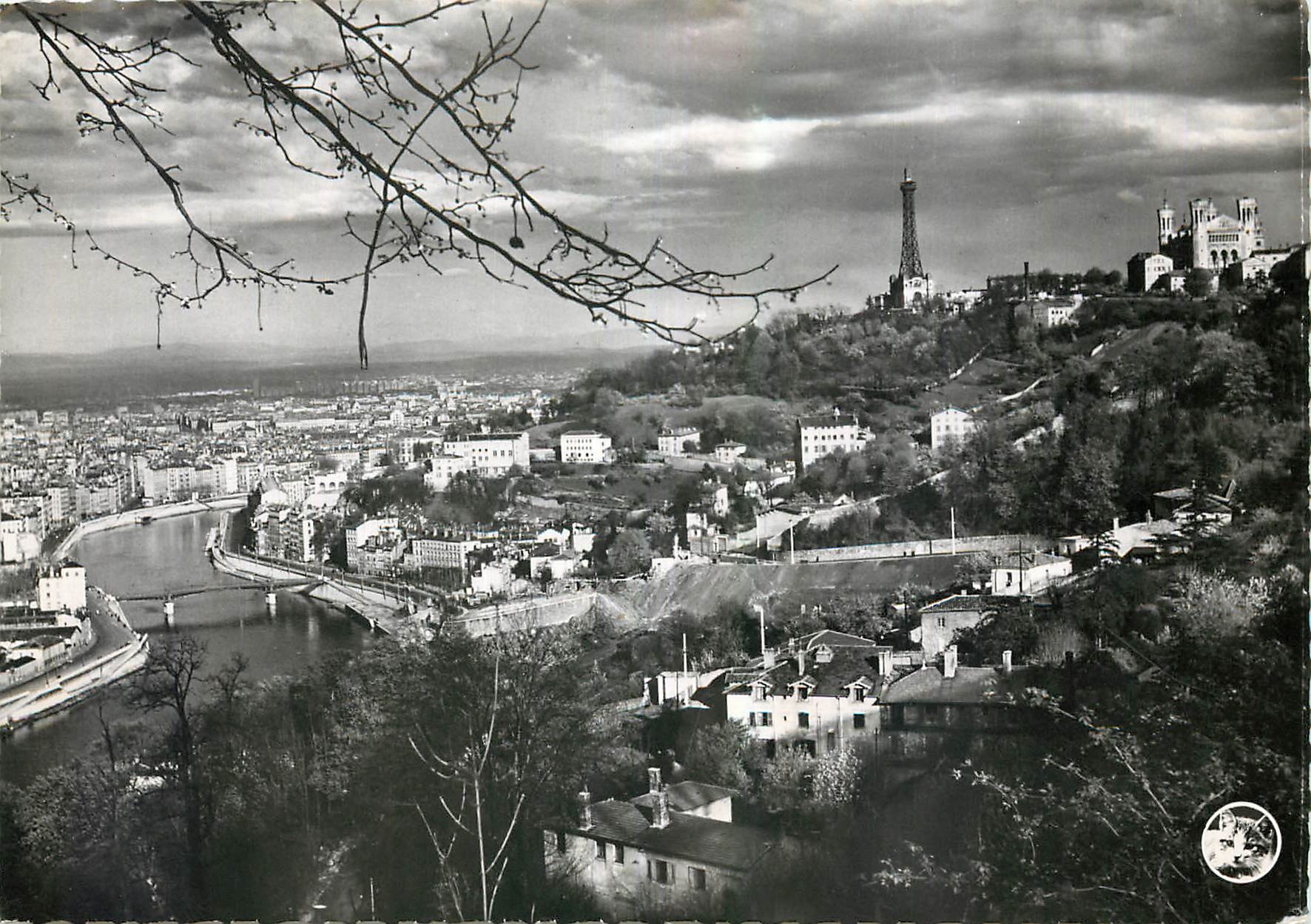 CPM Lyon Vue generale de la ville la Saone et la colline de Fourviere 