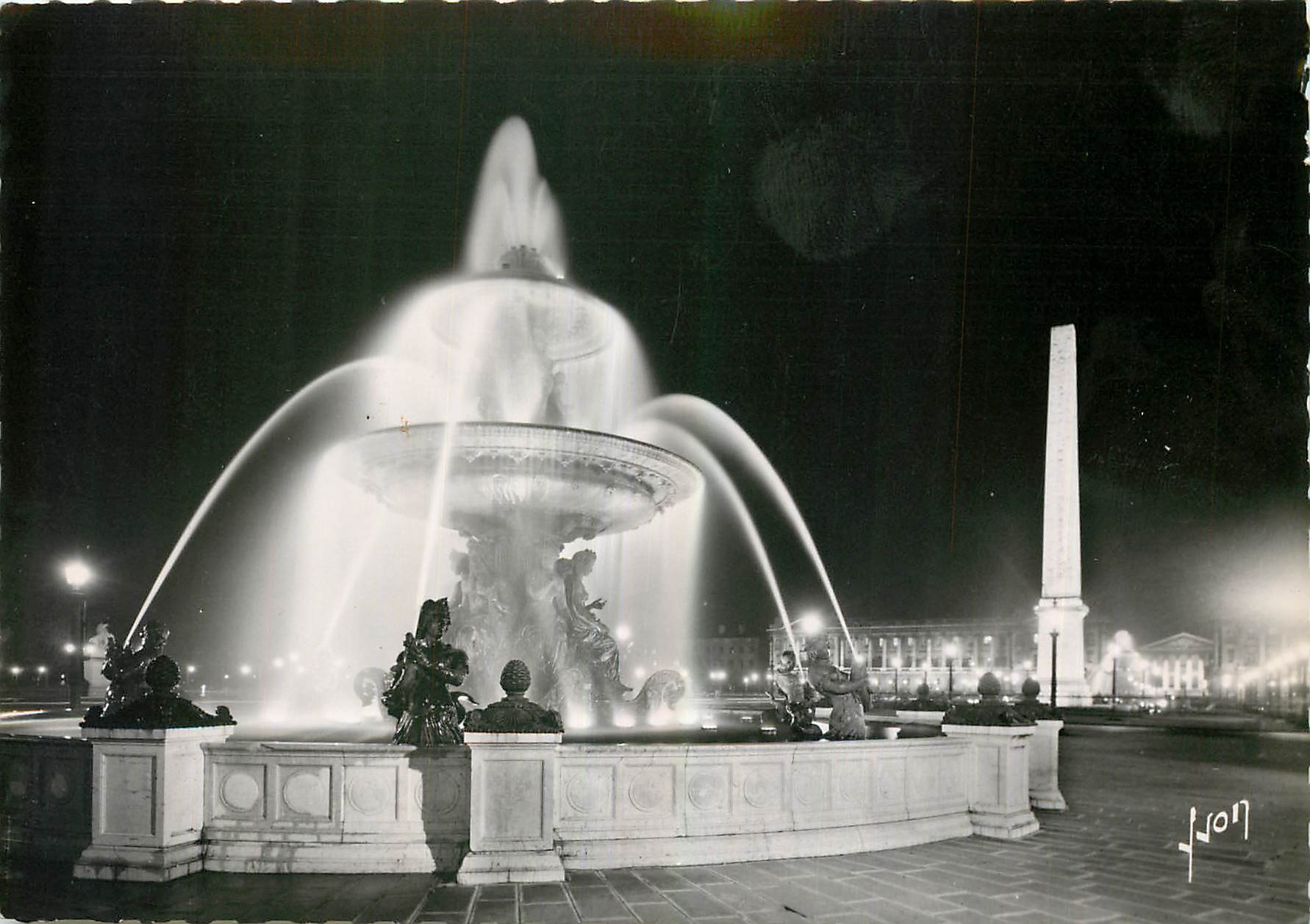 CPM Paris la Nuit La Place de la Concorde 