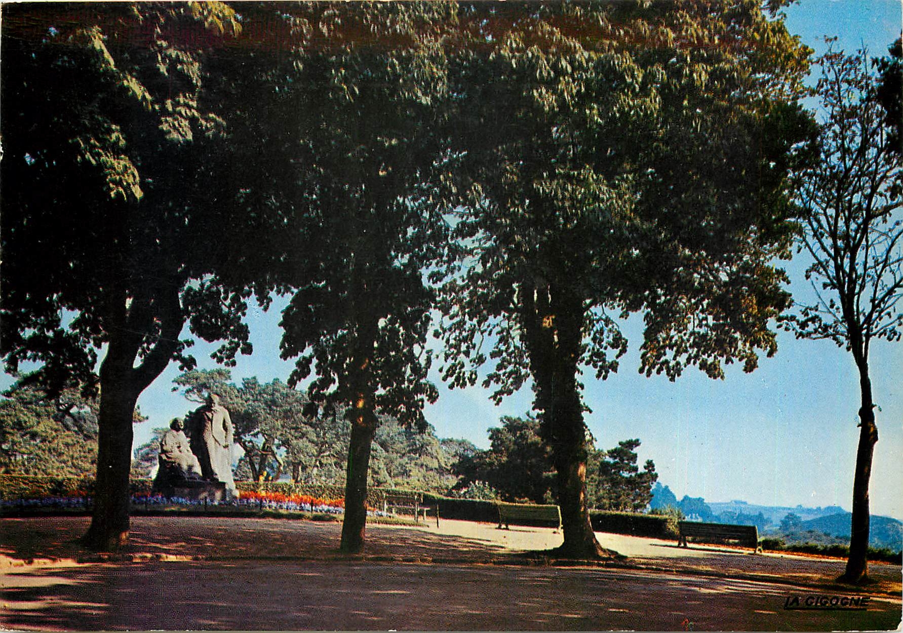 CPM En Cote d'Armor St Brieuc C du N Les Jardins Le monument a Anatole Le Braz 