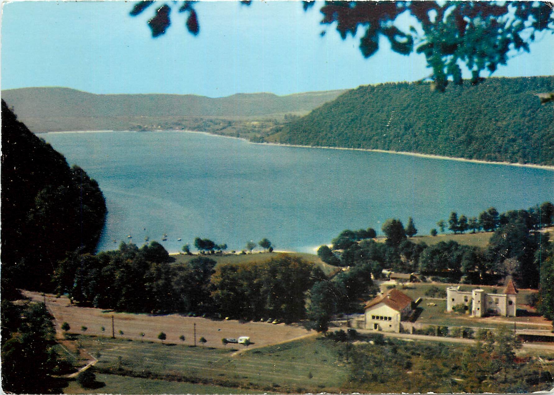 CPM La Franche Comte Pittoresque Environs de Lons Le Saunier Jura Le Lac de Chalain 