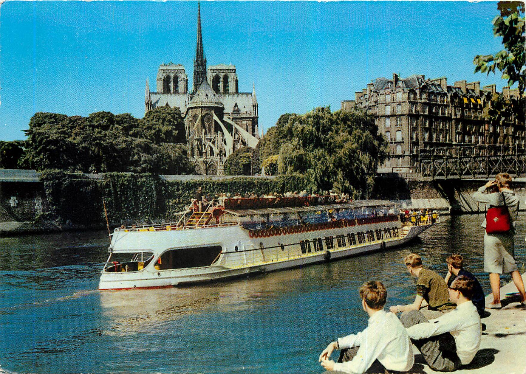CPM Paris Notre Dame Absyde La Seine et le Bateau Mouche 