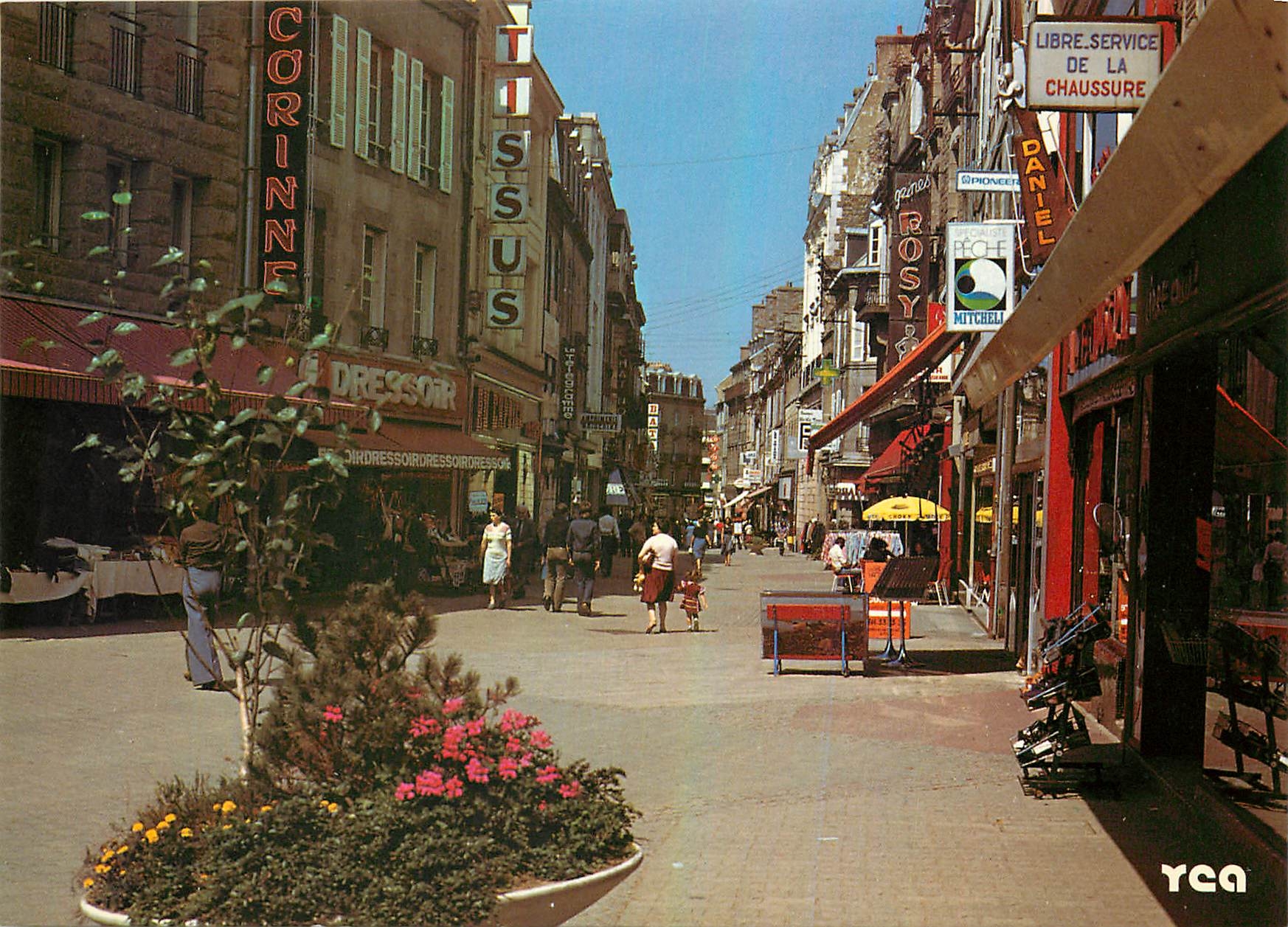 Rue Saint-Guillaume à Saint-Brieuc — vue de rue animée avec magasins de chaussures et de tissus — Y. R. Claudio (1971.16)