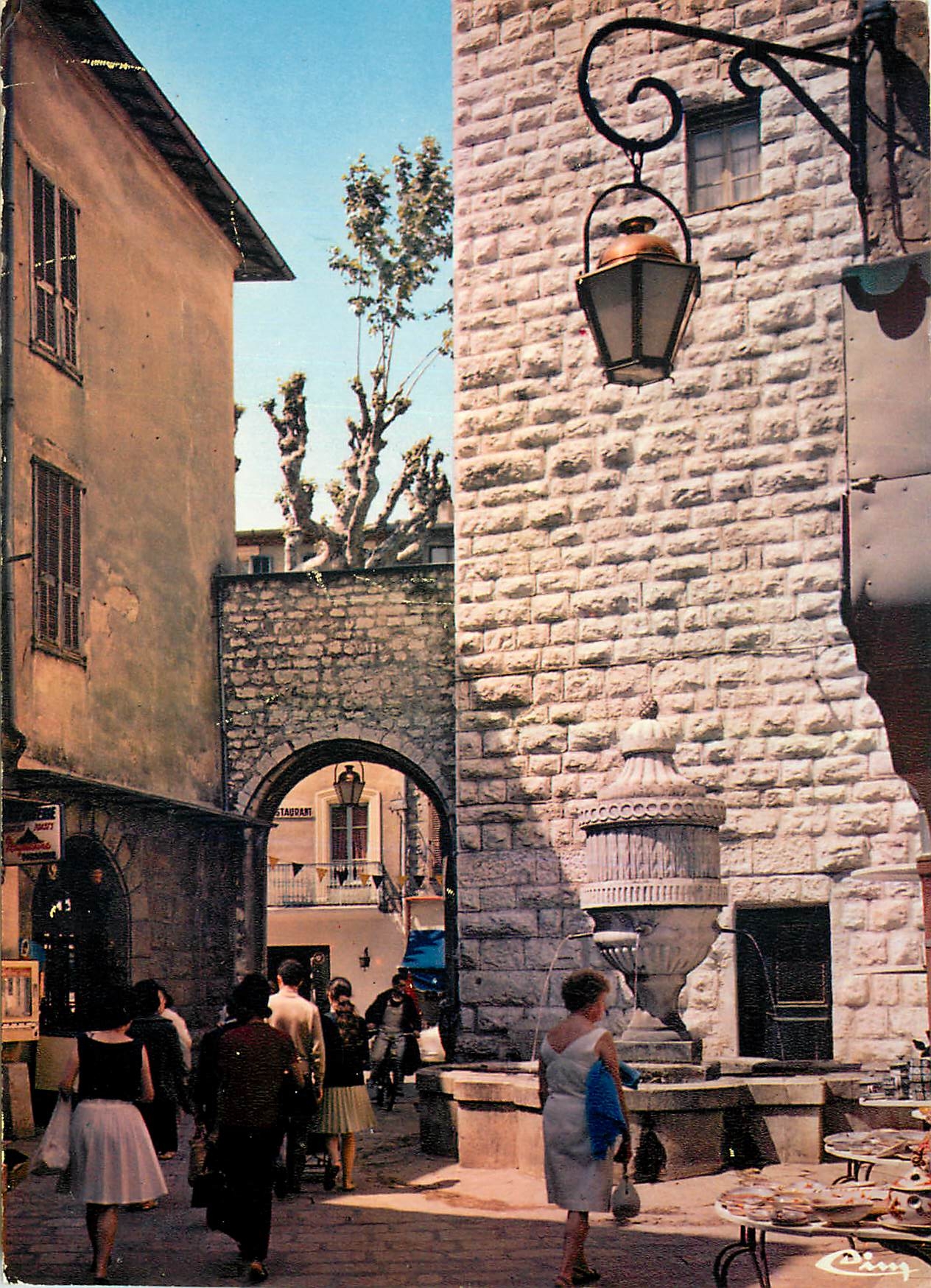 CPM Cote d'Azur France Vence Alp Mar Un coin pittoresque de Vence La fontaine de la place Peyra 