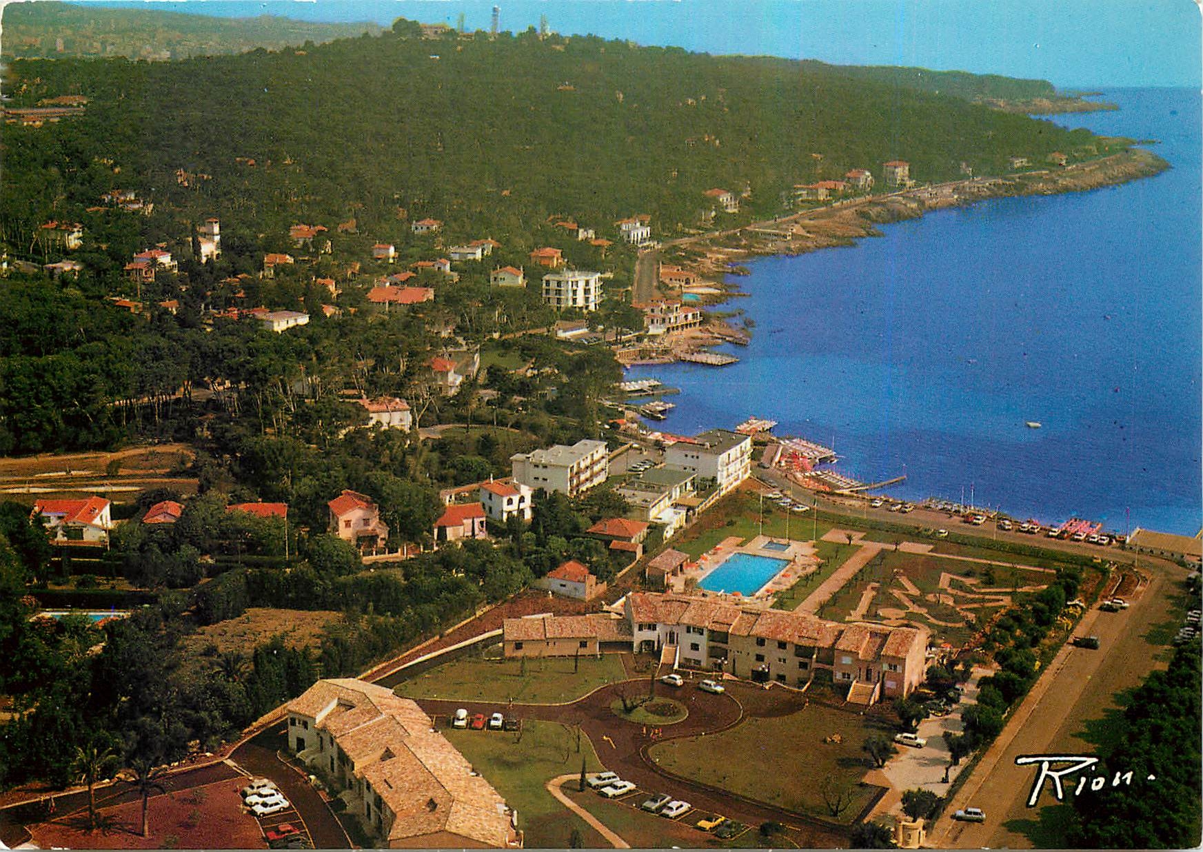 CPM La Cote d'Azur inoubliable Le Cap d'Antibes Vue aerienne la Plage de la Garoupe 