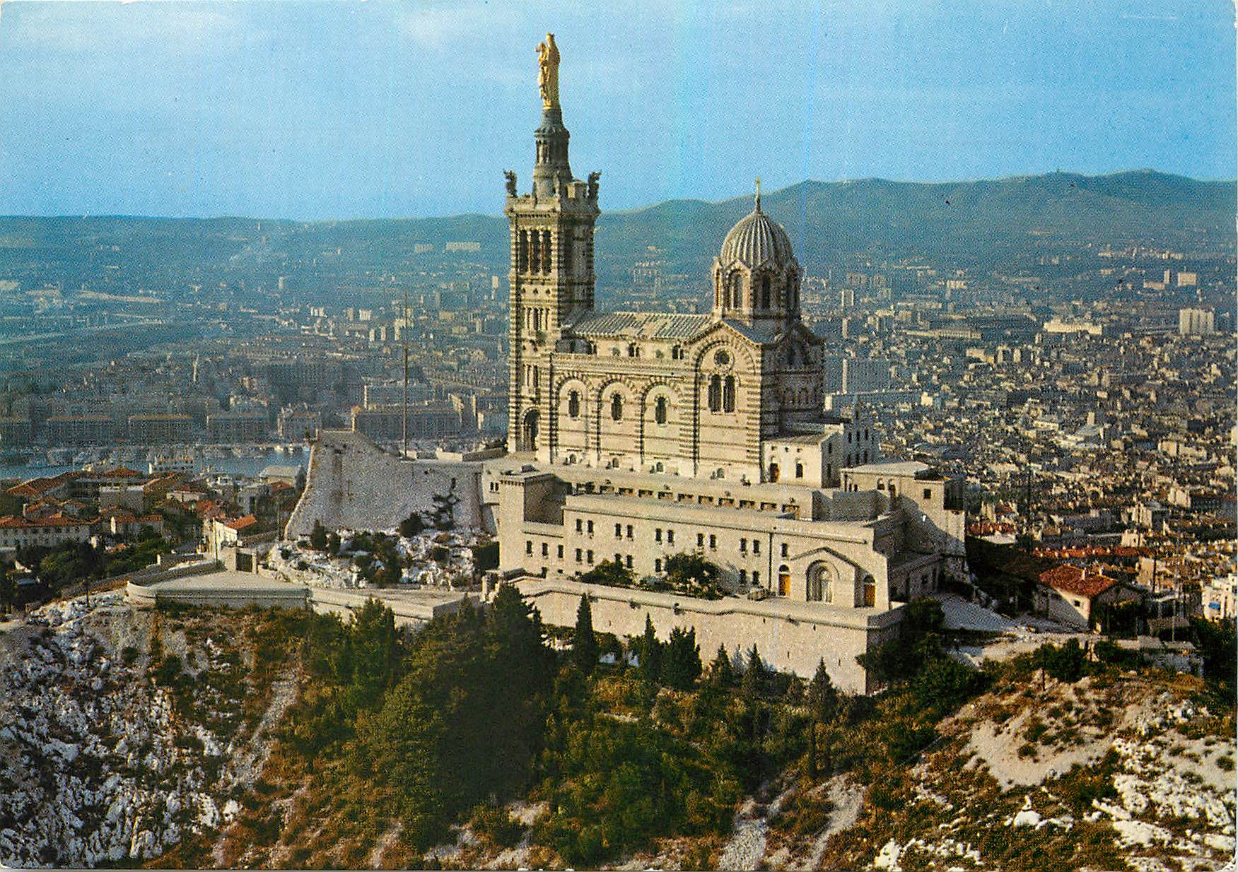 CPM Sur les Routes du Ciel Marseille vue aerienne de la Basilique de Notre Dame de la Garde le Vieux