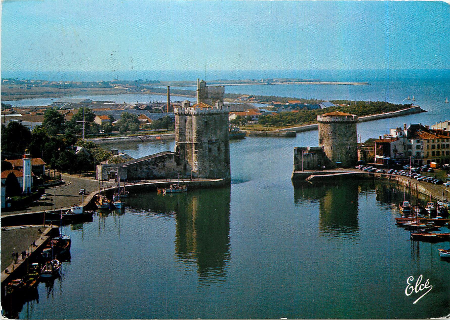 CPM La Rochelle Char Marit l'entree du Port et les Deux Tours 