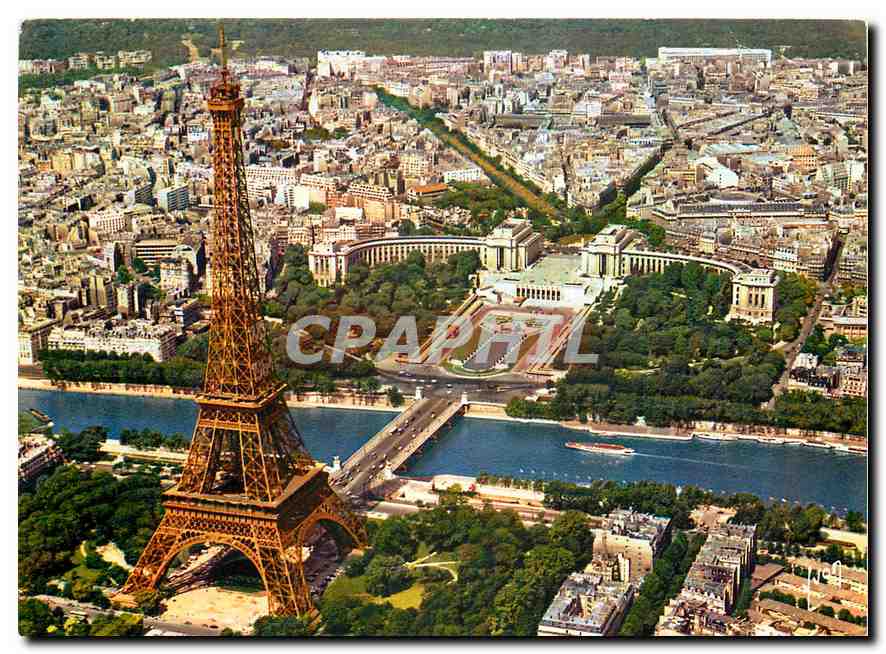 CPM Paris la Tour Eiffel la Seine et le Palais de Chaillot 