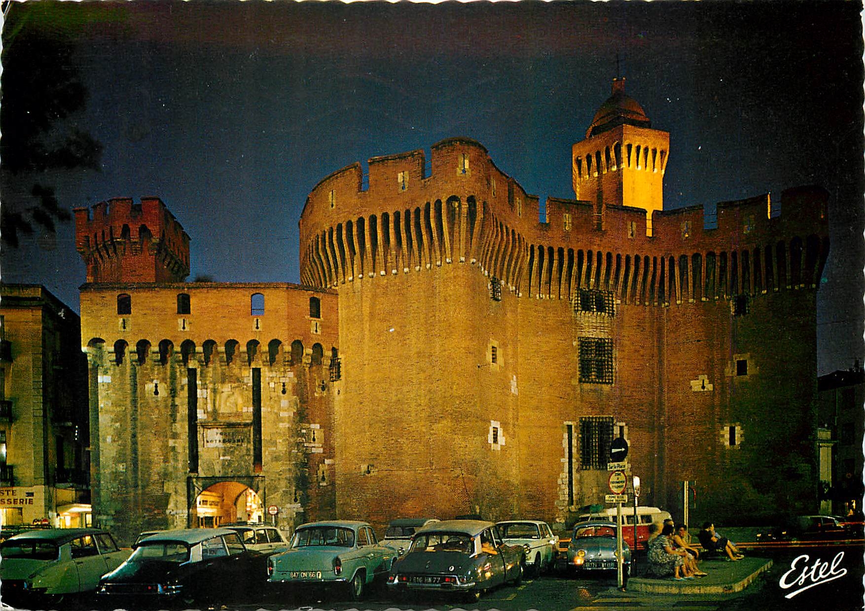 CPM En Pays Catalan Perpignan Pyrenees Orientales le Castillet Illumine Forteresse du XIV siecle 