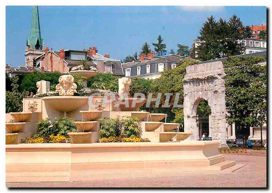 Aix-les-Bains — La place des thermes avec la nouvelle fontaine et le Campanus — Les Editions de Virgine