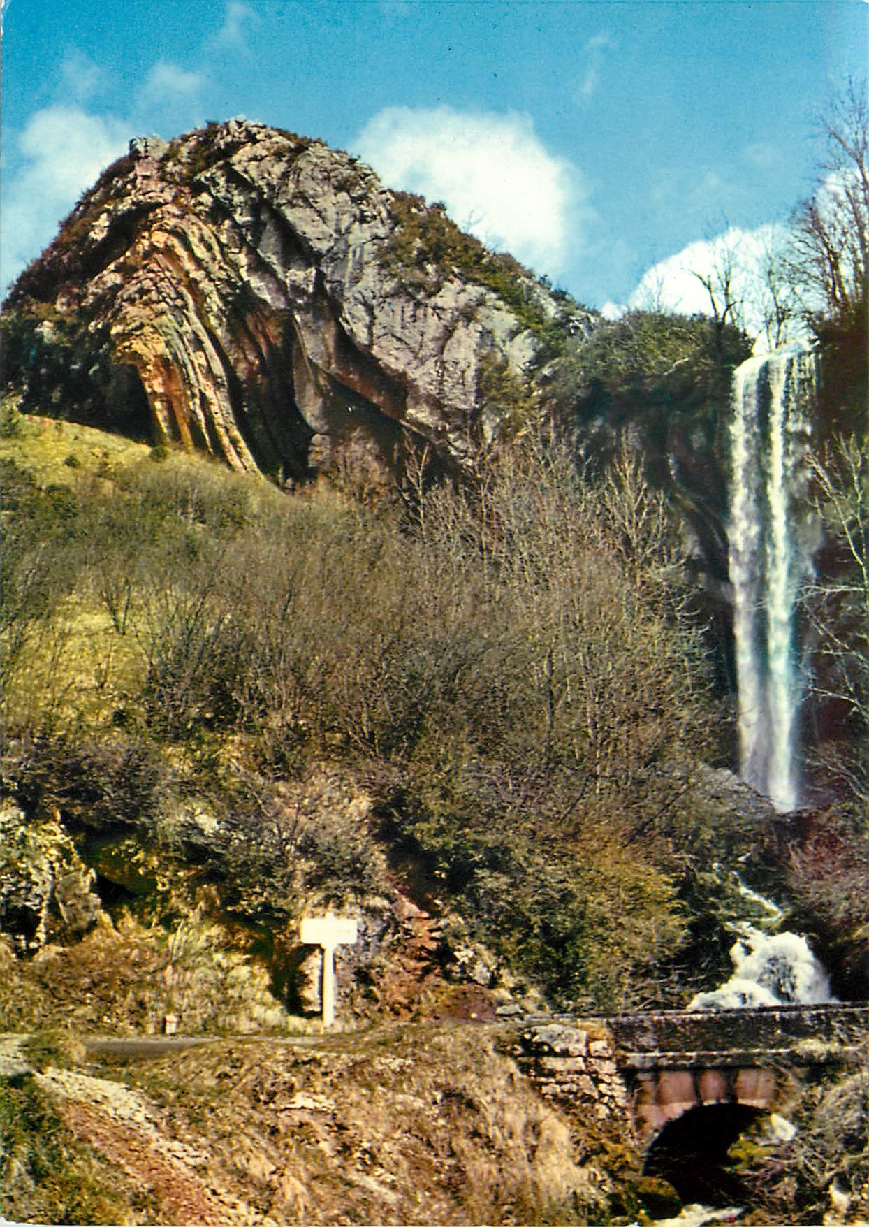 CPM La Franche Comte Pittoresque Route de Saint Claude a la Faucille par Mijoux Le Chapeau de Gendar