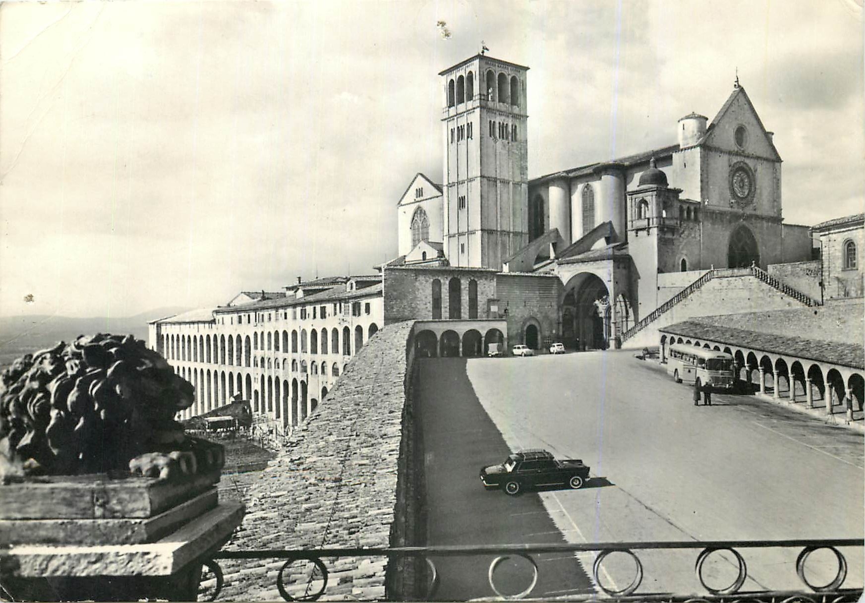 CPM Assisi Basilique de St Francois vue de la Place inferieure 