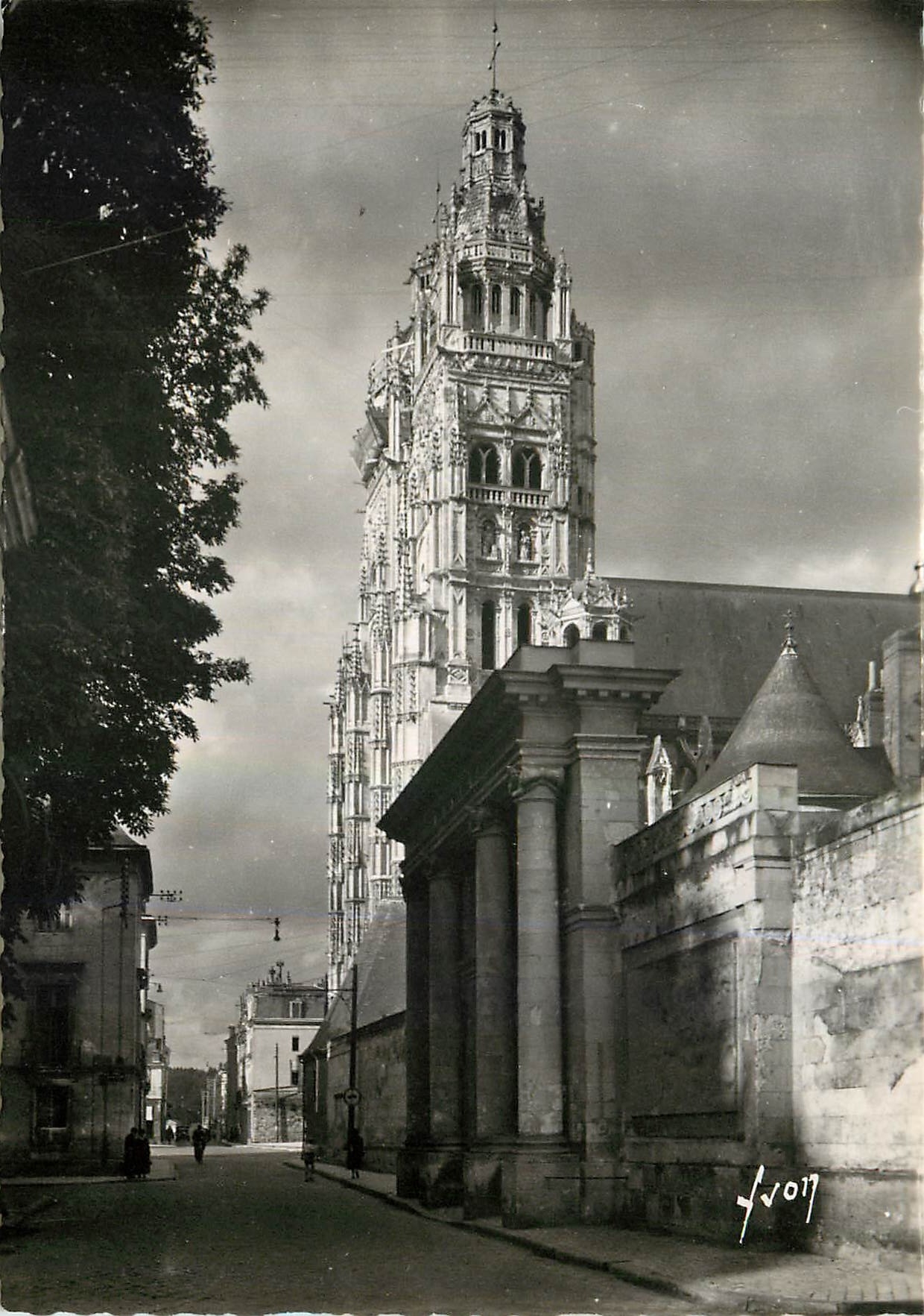 CPM Tours Indre et Loire Le musee des beaux arts et tours de la Cathedrale 