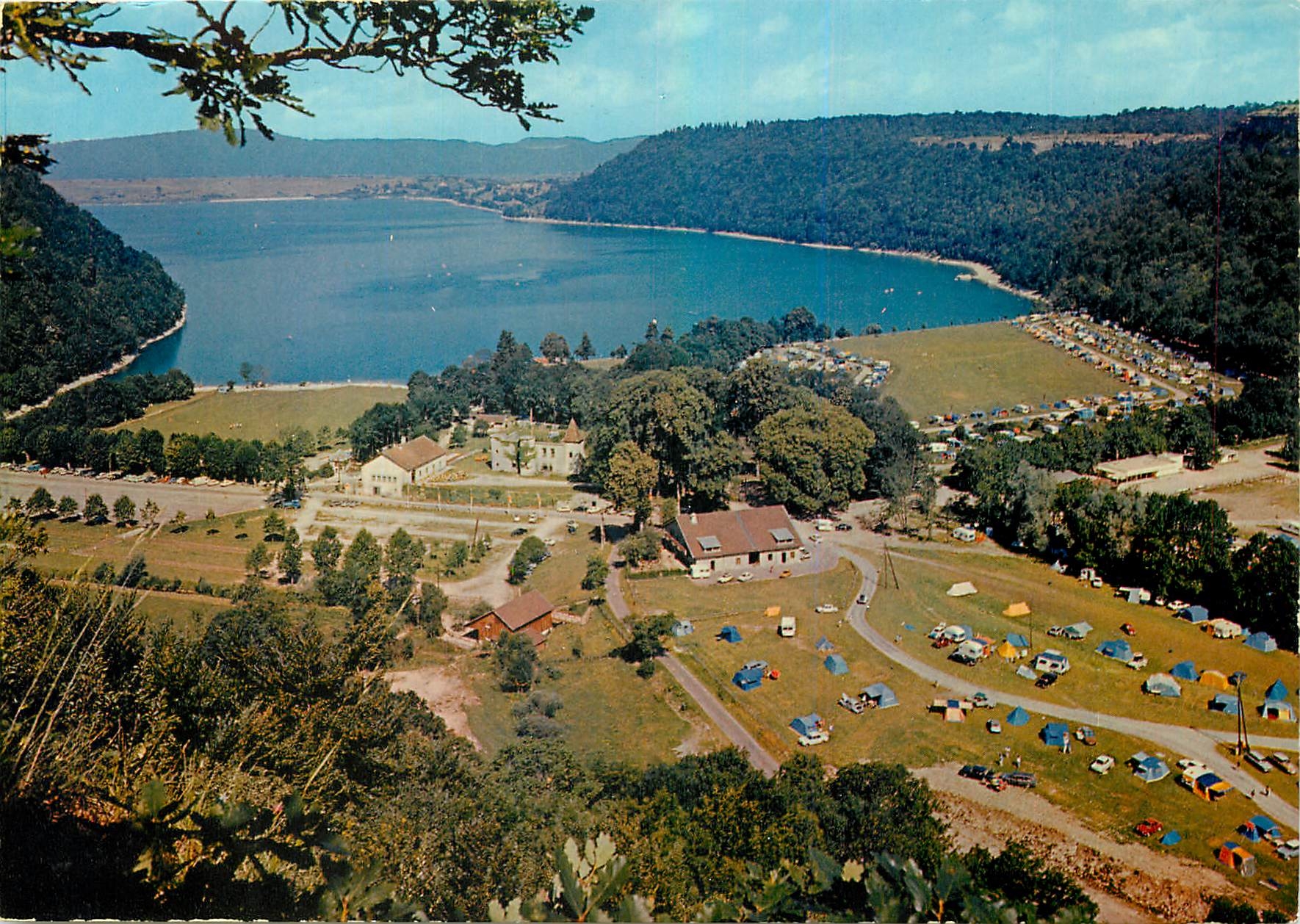 CPM Domaine du Lac de Chalain Jura Vue generale sur le Camping et son site incomparable dans un cadr