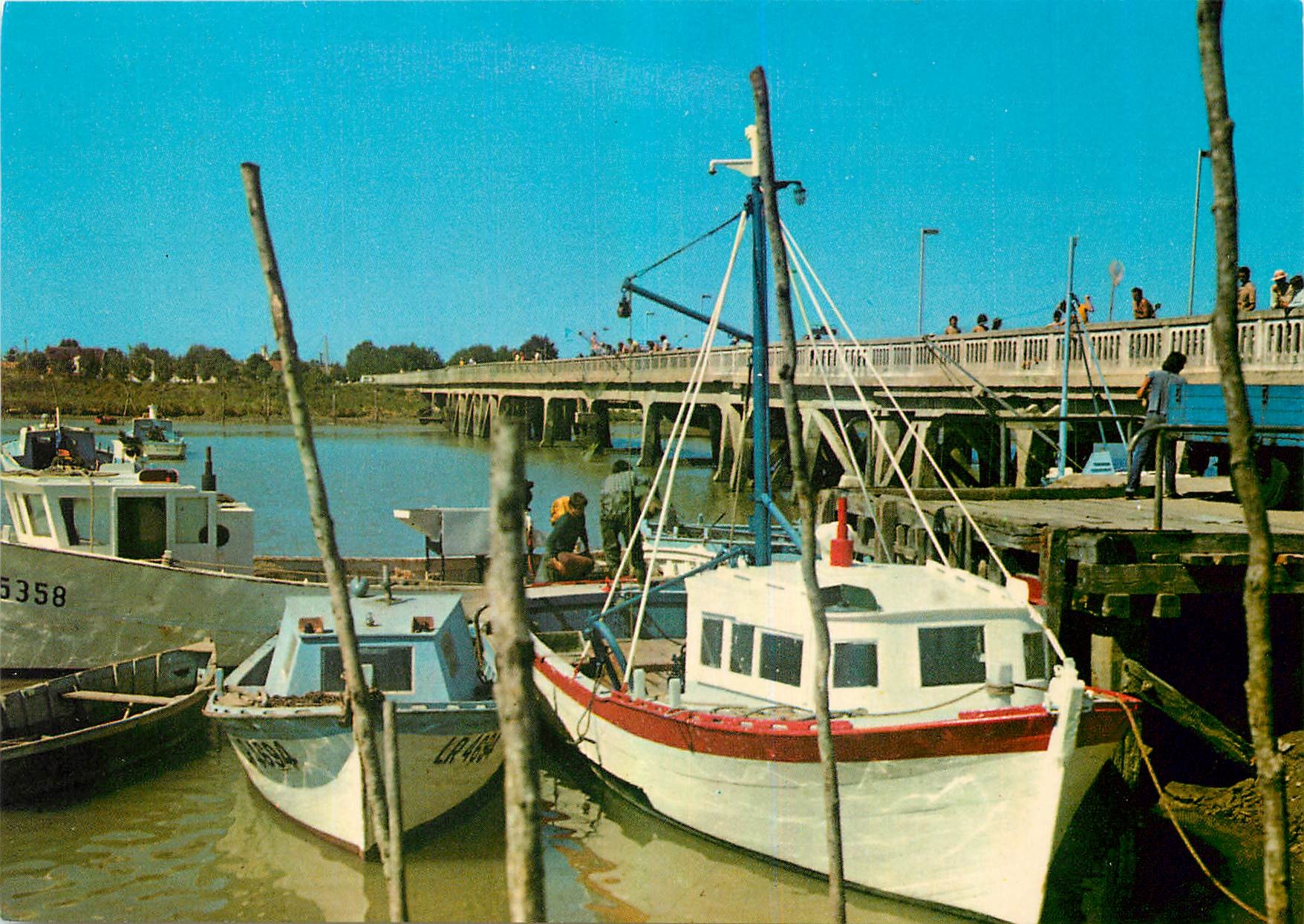 CPM L'Aiguillon sur Mer Vendee Le port a l'arriere plan la passerelle des pecheurs amateurs Peche Ba