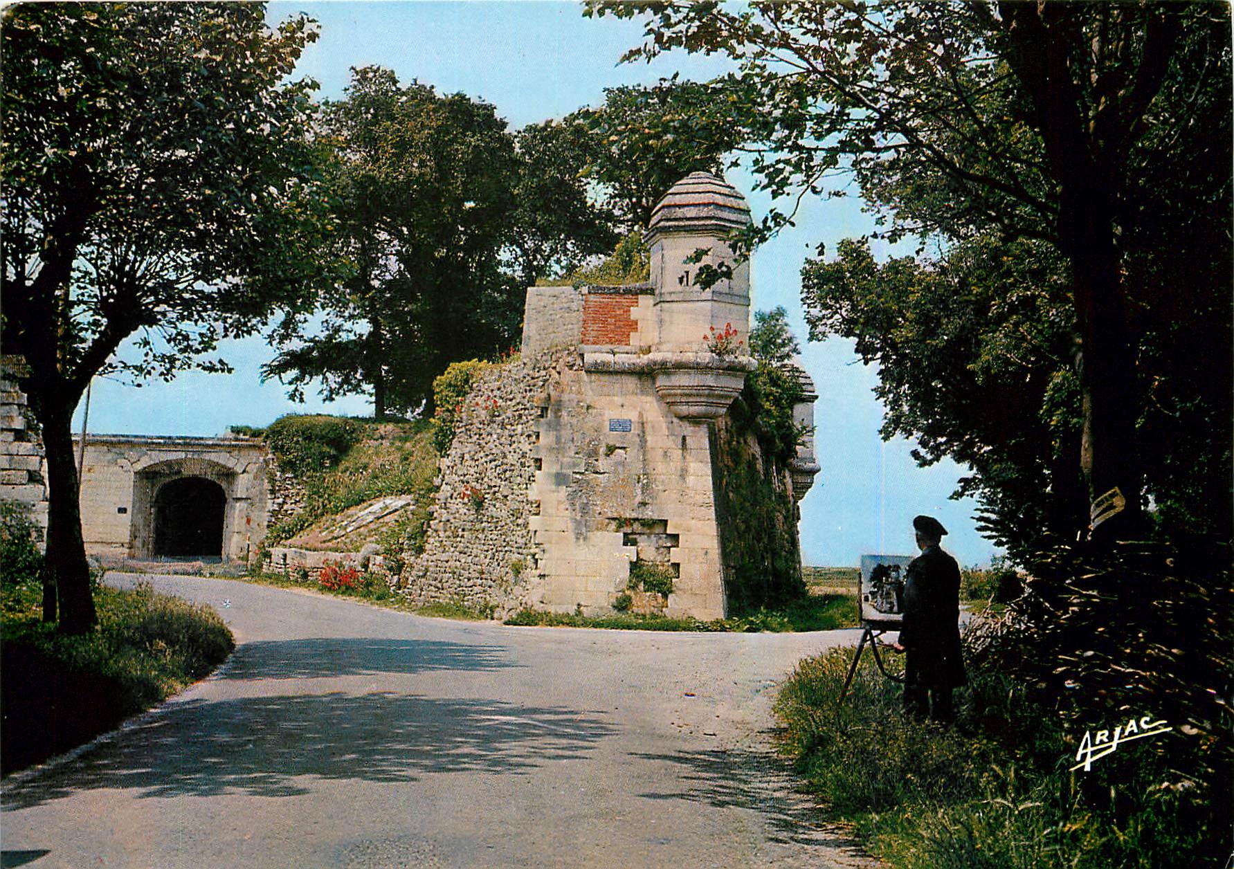 CPM Sur la Cote de Lumiere L'Ile d'Oleron Brouage Ville fortifiee entree cote Rochefort Une echaugue