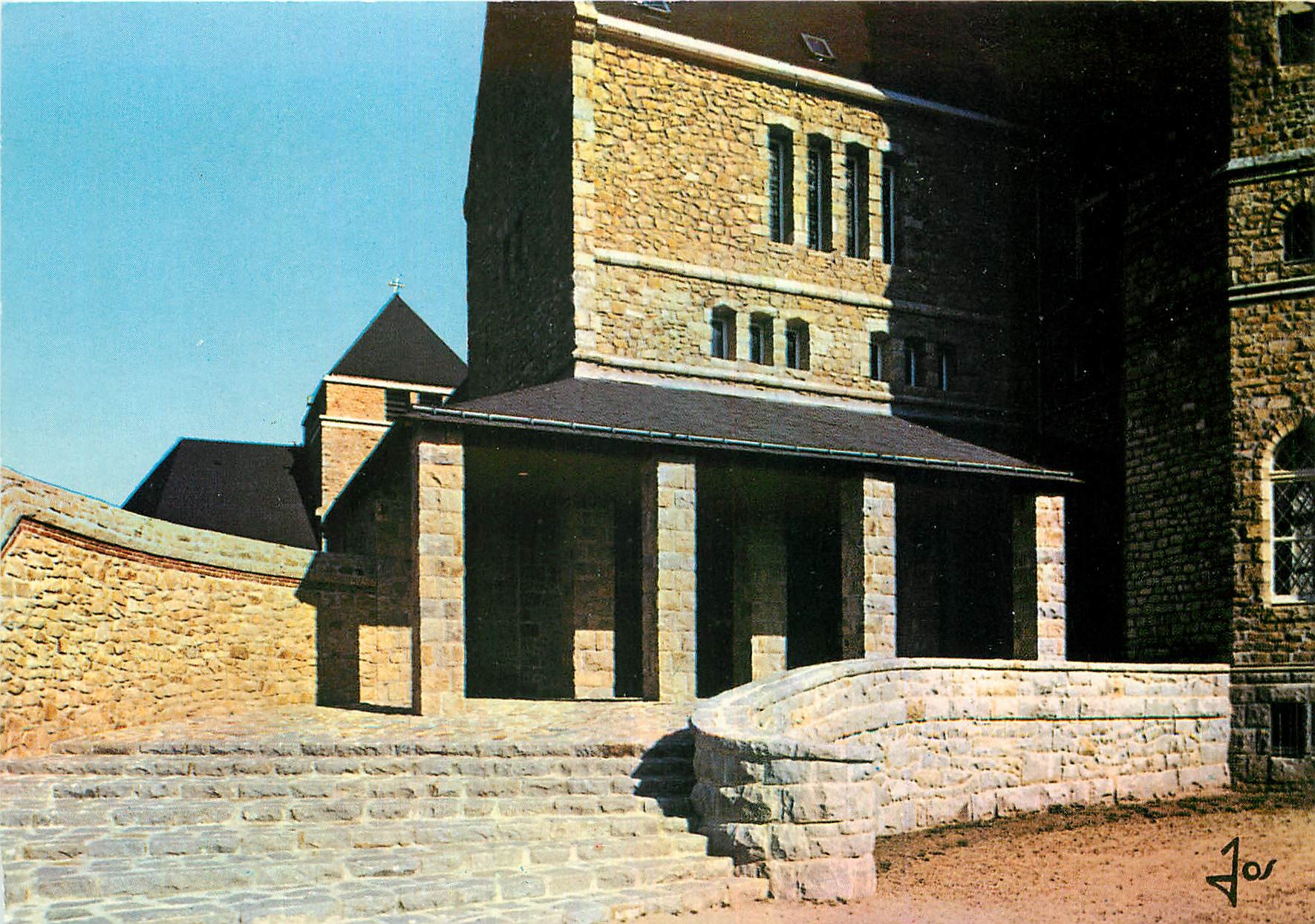 Abbaye des Bénédictines Saint Michel de Kergonan — Porche d'entrée de l'église — Éditions d'Art Jos, Châteaulin