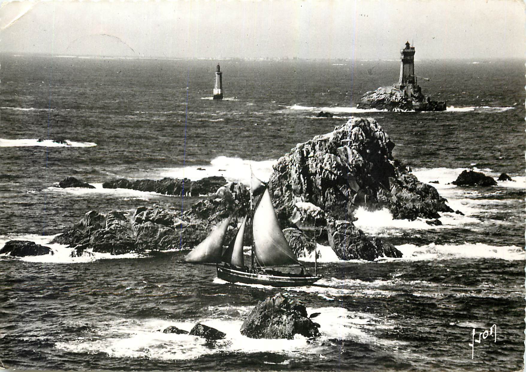 CPM Pointe du Raz Finistere Le phare de la Vieille Bateau